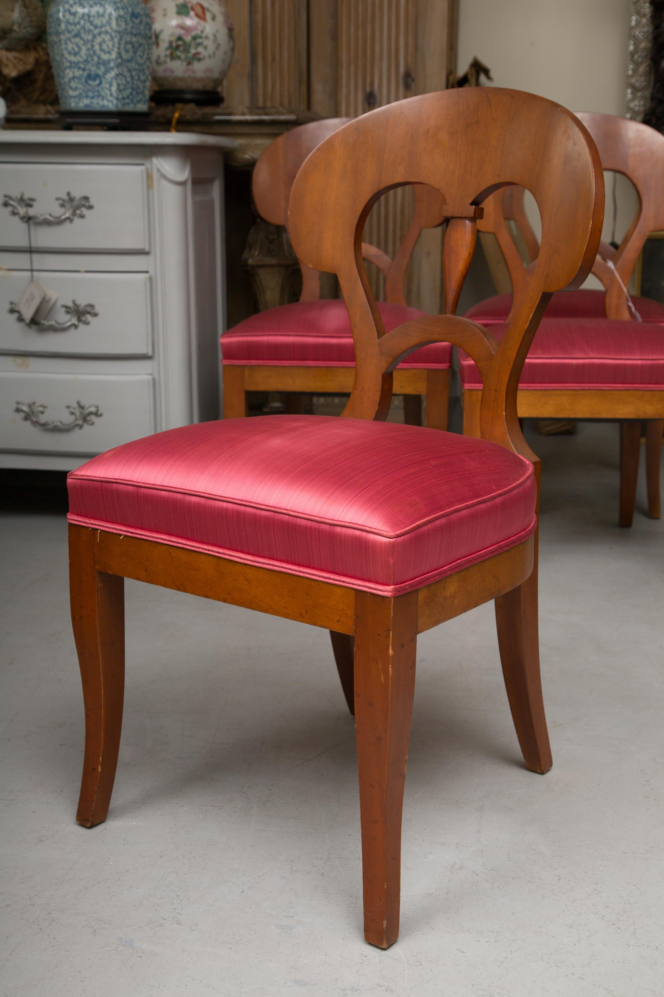 This is a good quality set of Biedermeier style chairs with an upholstered seat, 20th century.