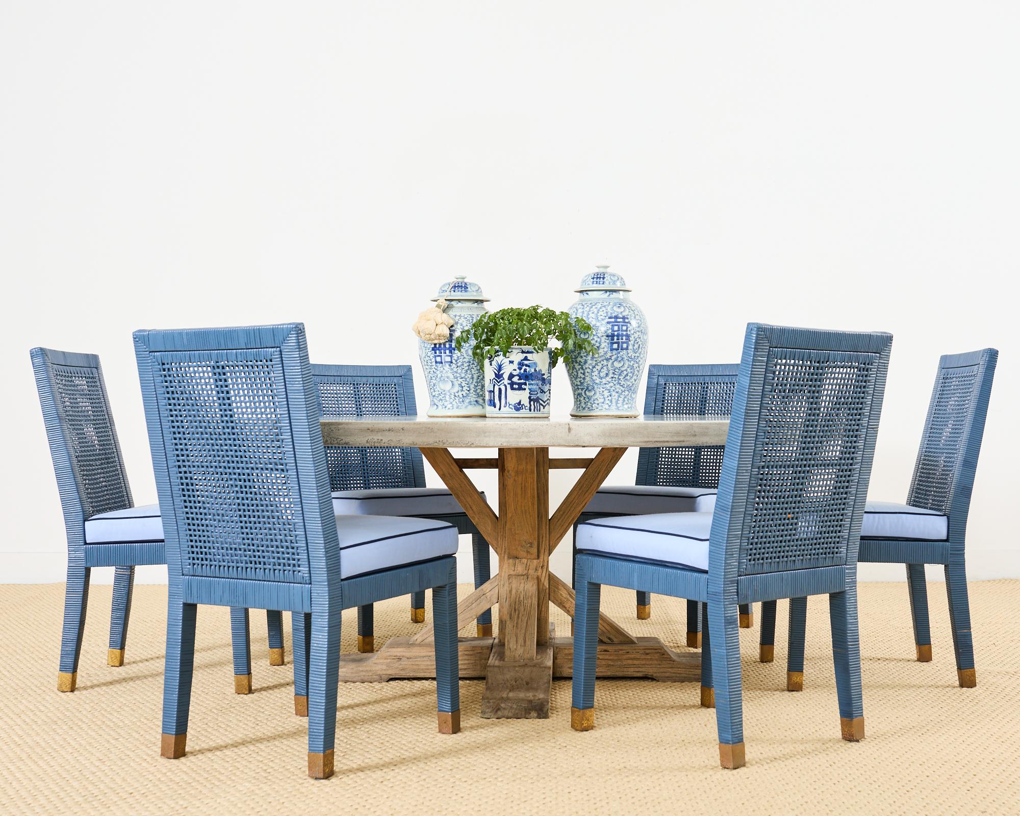 Iconico set di sei sedie da pranzo in rattan rivestite in canna e laccate disegnate da Billy Baldwin per Bielecky Bros (modello #C7650). Queste sedie moderne e organiche sono caratterizzate da una struttura in legno rivestita in canna di rattan e da
