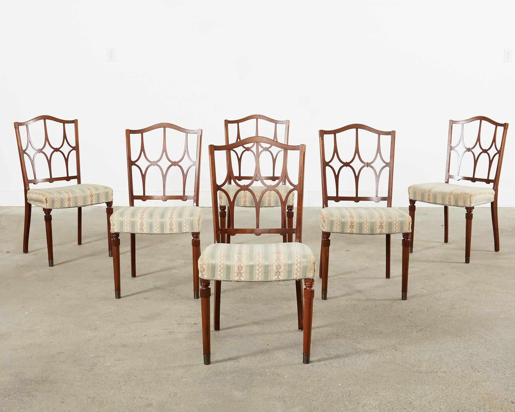 Mid-Century moderno Set di sei sedie da pranzo del Medioevo in stile Billy Haines in vendita
