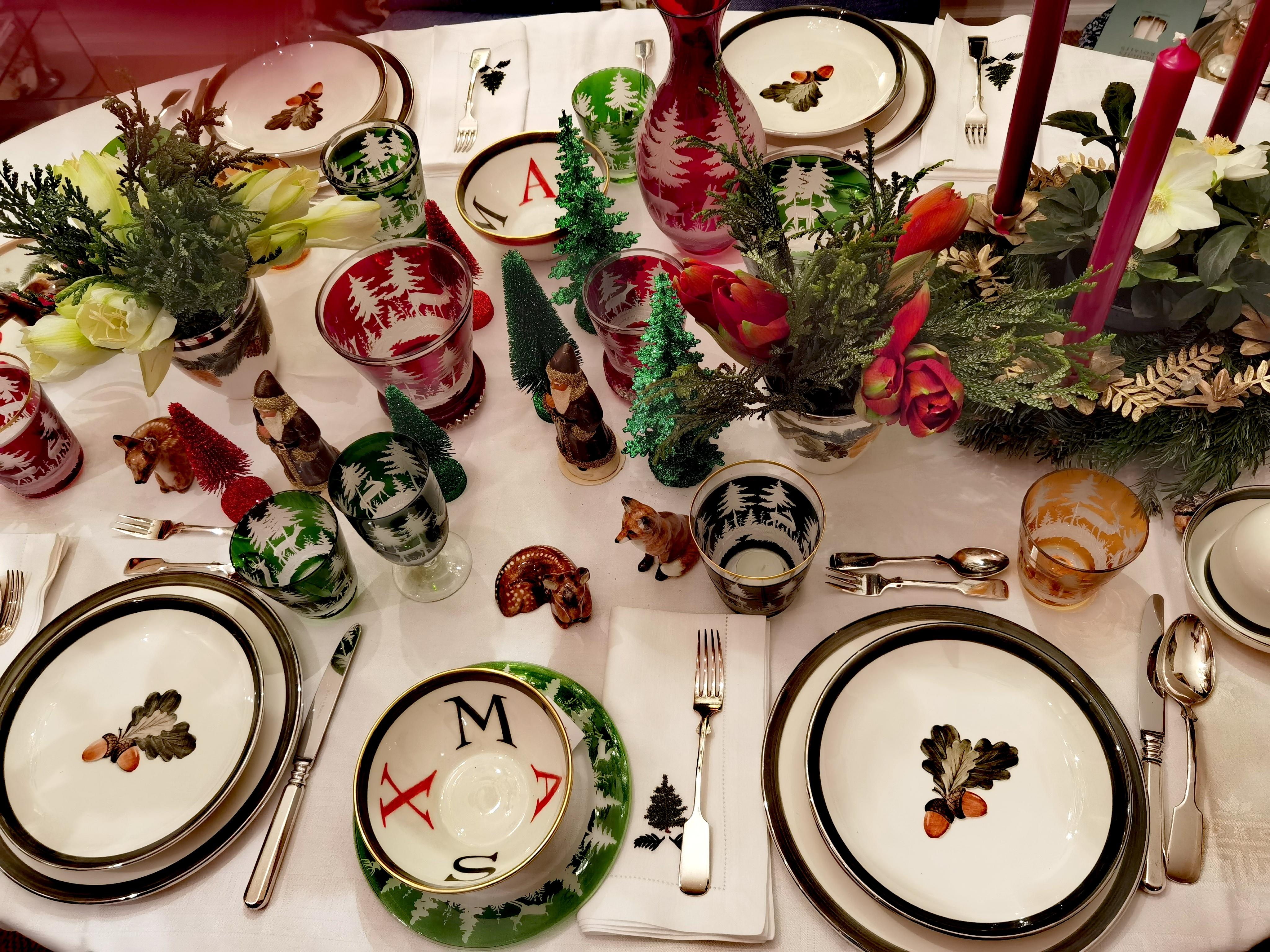 Porcellana Set di sei piatti da pranzo dipinti a mano Black Forest Sofina Boutique Kitzbühel in vendita