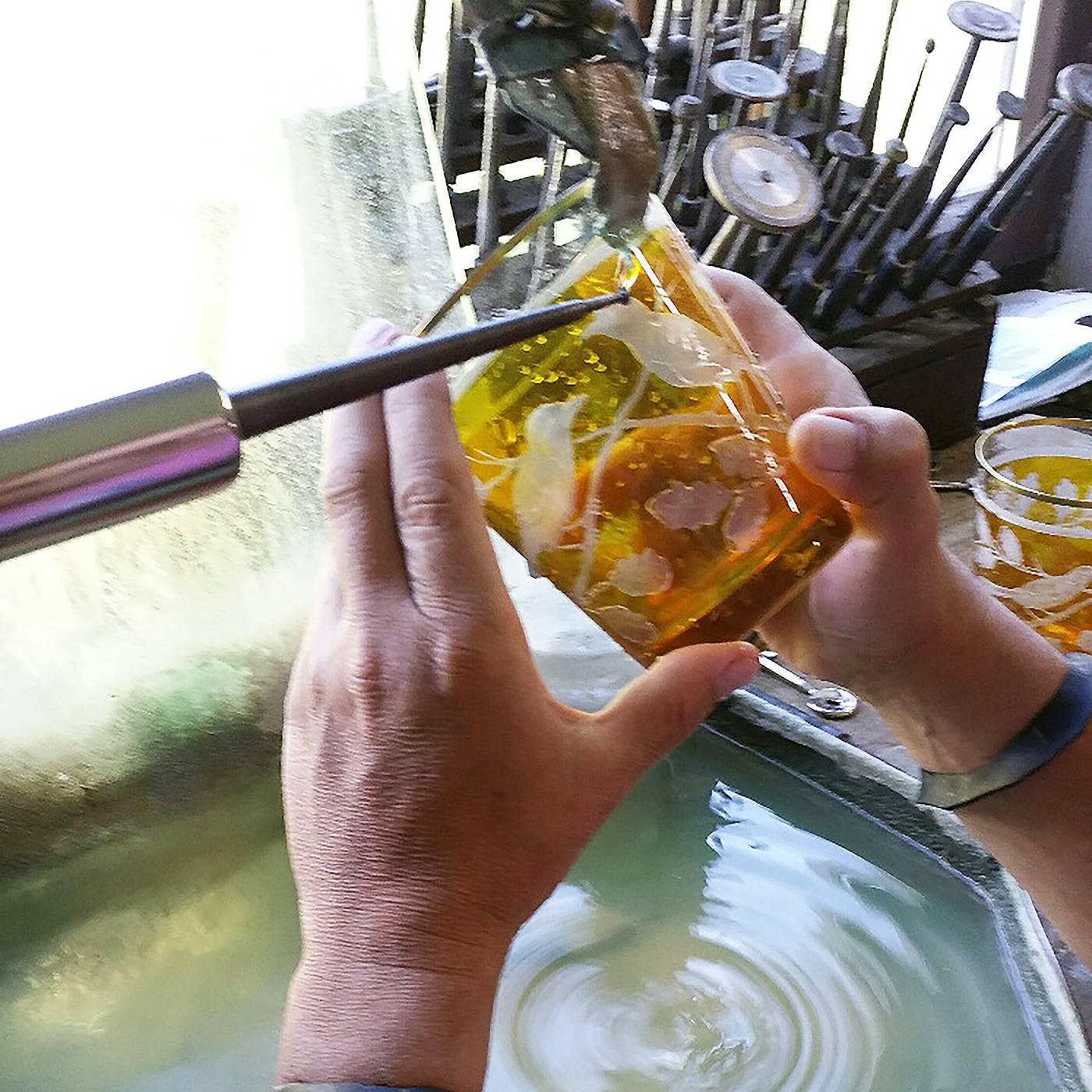 Ensemble de six verres à schnaps fabriqués à la main en Bavière. Cristal soufflé à la main et bordé à la main d'un décor de cerfs et de feuilles en ambre. Disponible en plusieurs couleurs. Fabriqué à la main par Sofina crystal. Signé en bas. Livré