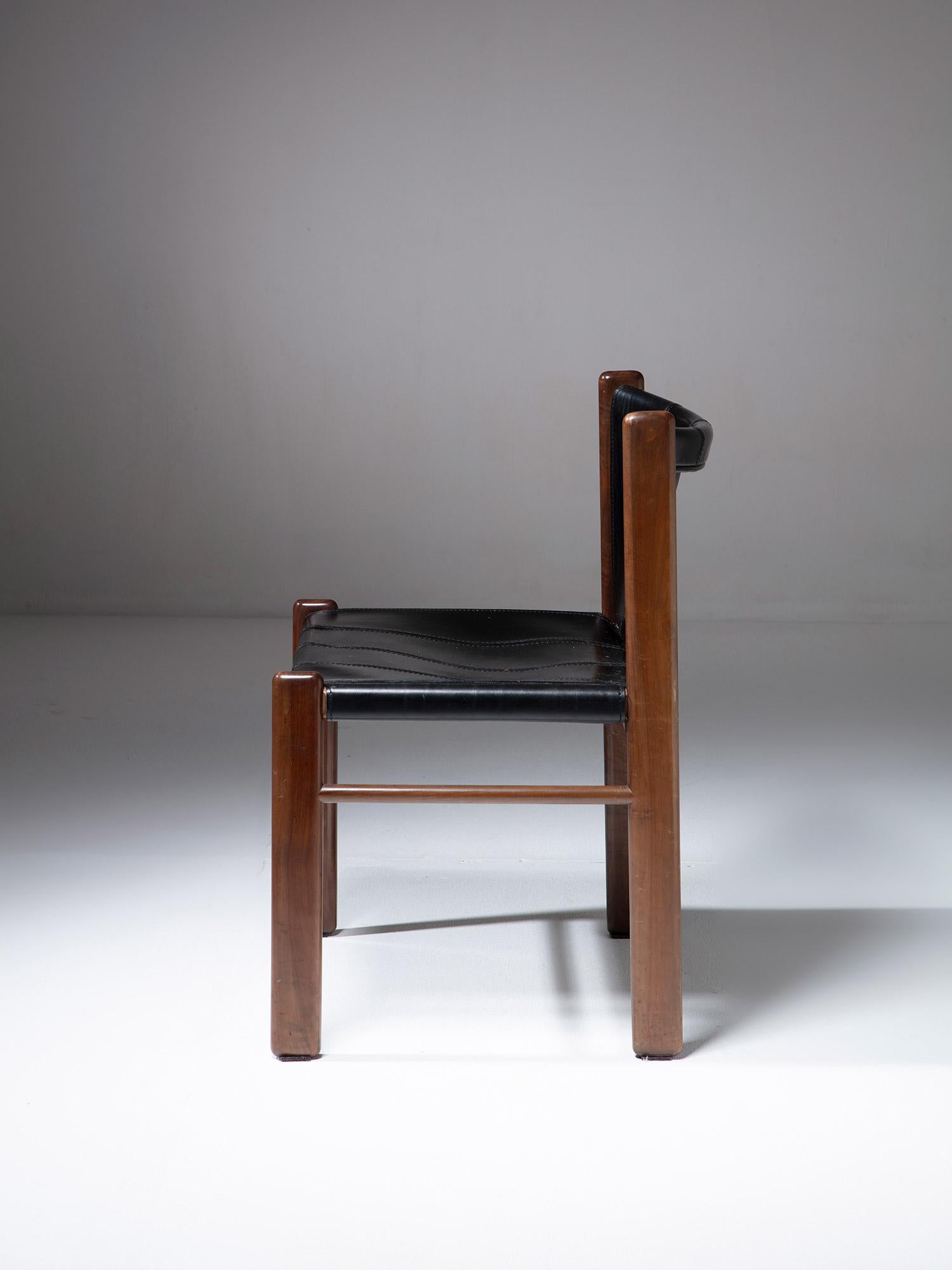 Set di sei sedie in pelle nera e noce di Gianfranco Frattini per Bernini In condizioni discrete in vendita a Milan, IT