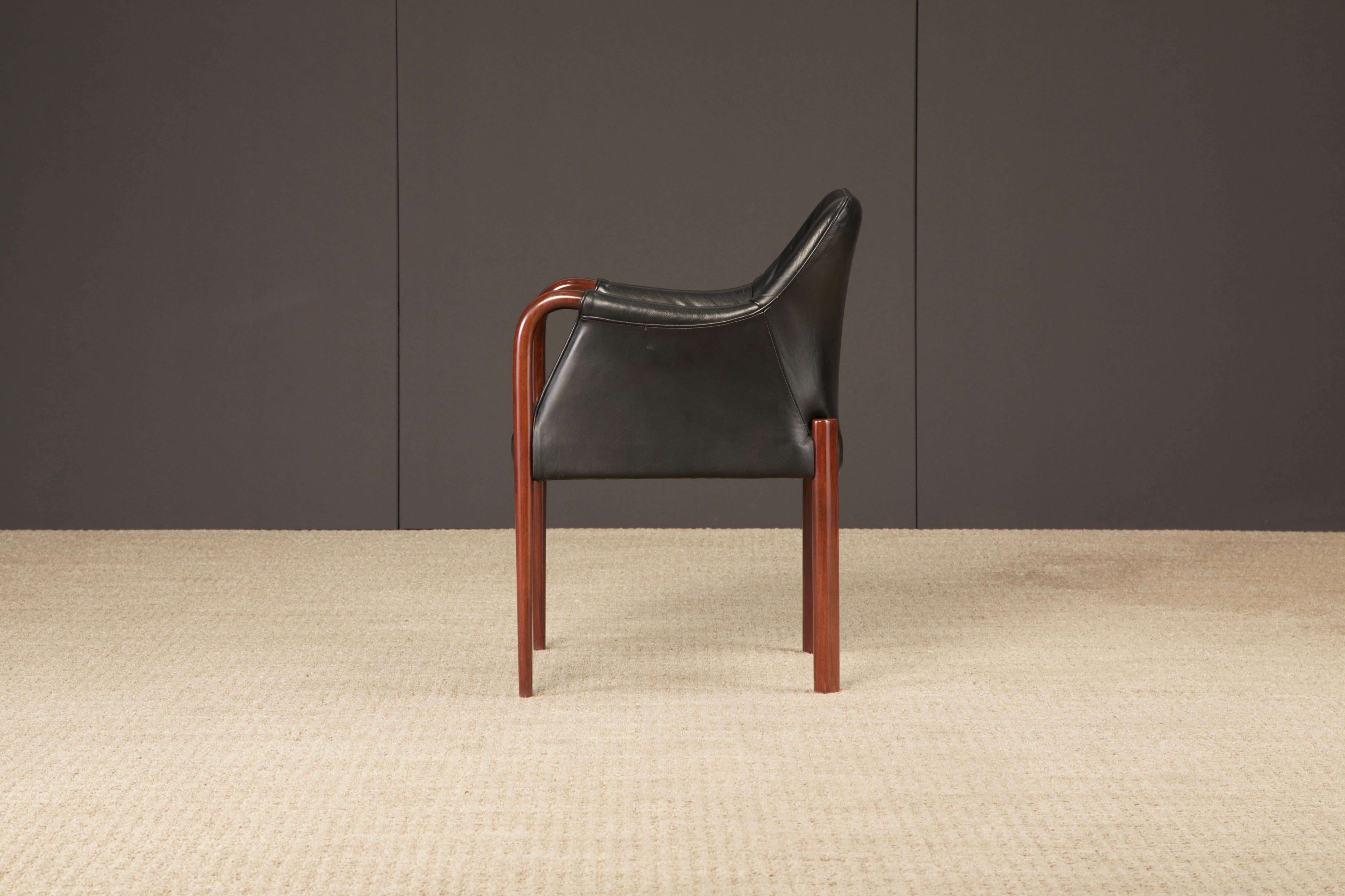 Set aus sechs schwarzen Ledersesseln mit Cassina Label, ca. 1980er Jahre, neu lackiert im Angebot 4