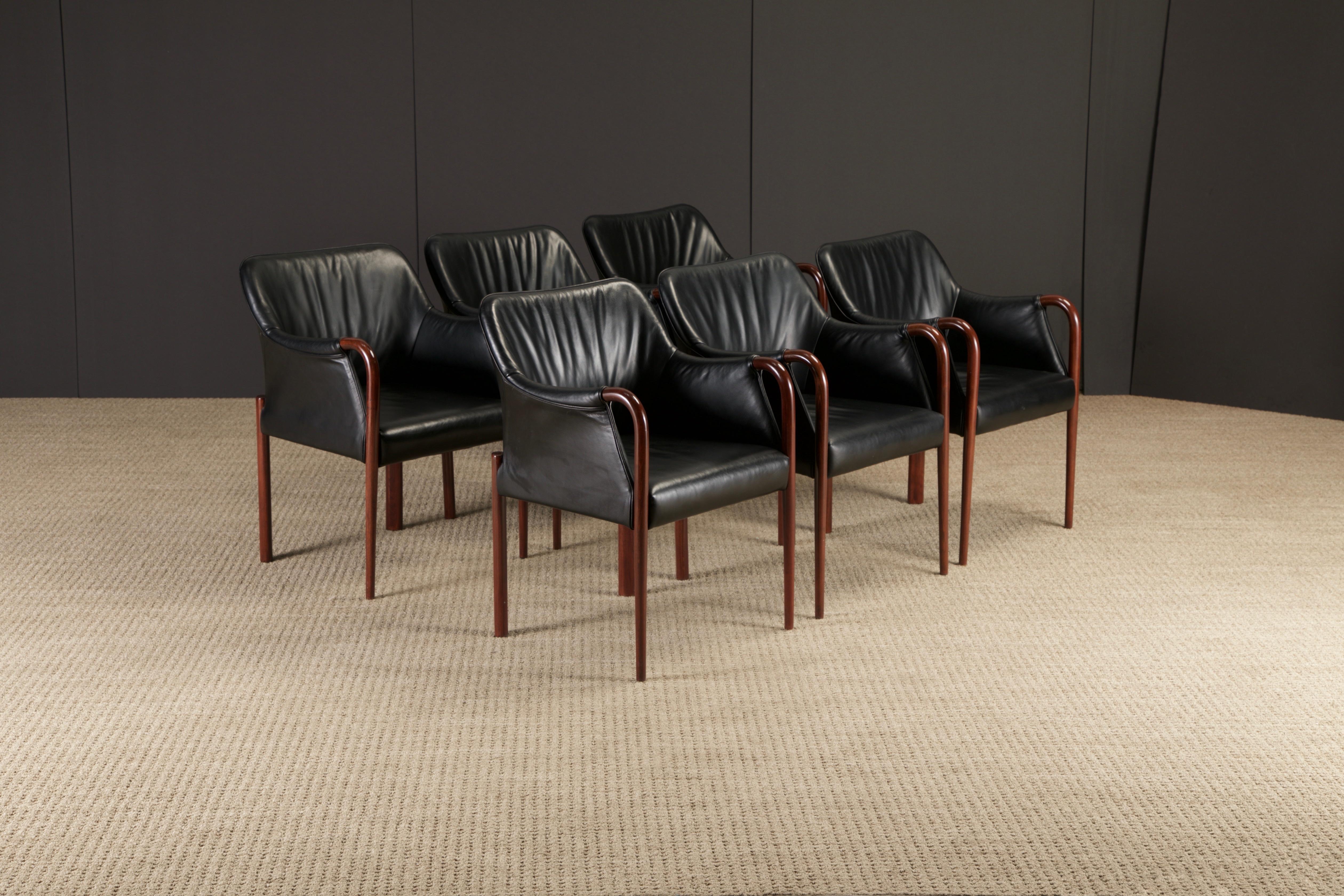 Set aus sechs schwarzen Ledersesseln mit Cassina Label, ca. 1980er Jahre, neu lackiert (Moderne) im Angebot