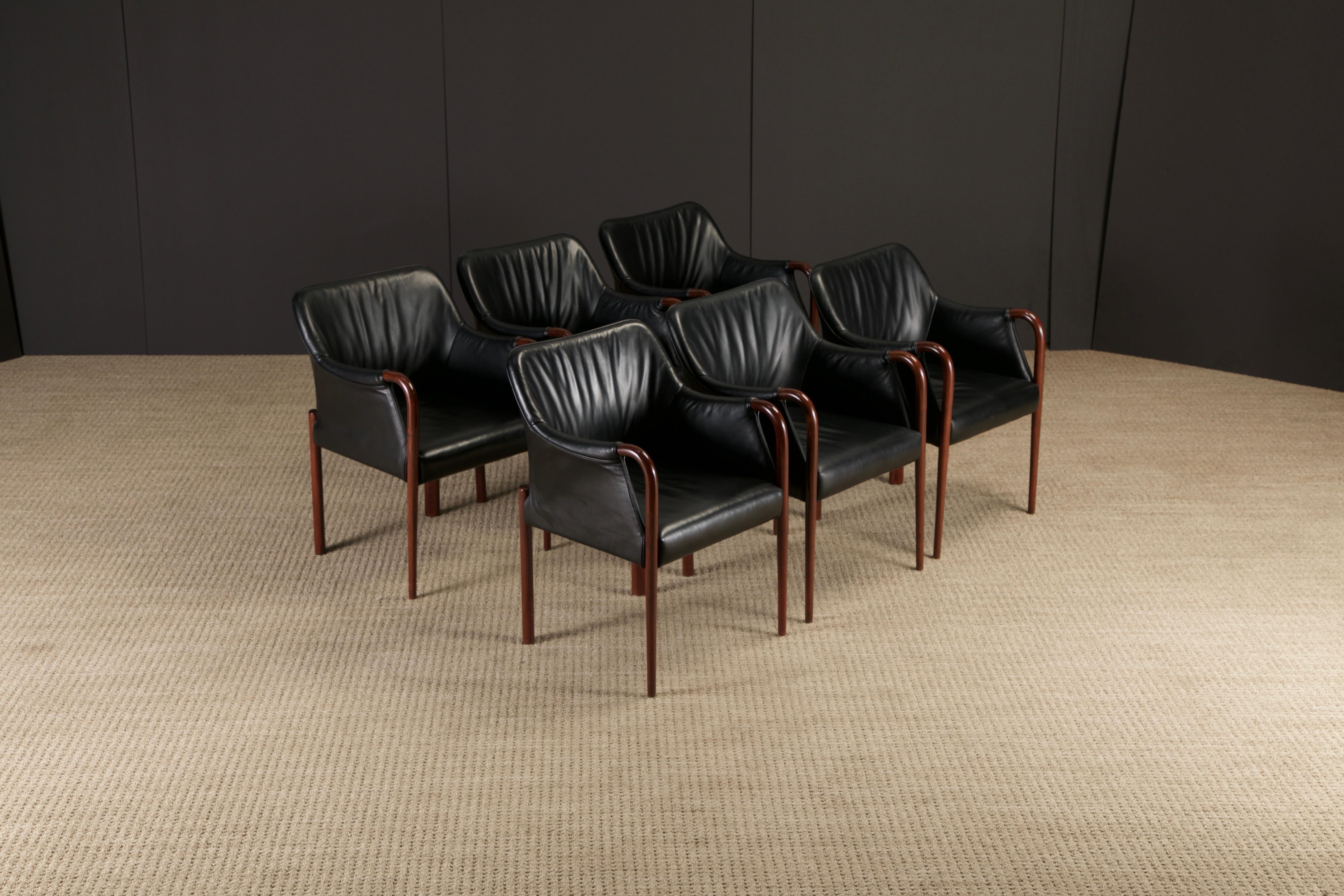 Set aus sechs schwarzen Ledersesseln mit Cassina Label, ca. 1980er Jahre, neu lackiert (Italienisch) im Angebot