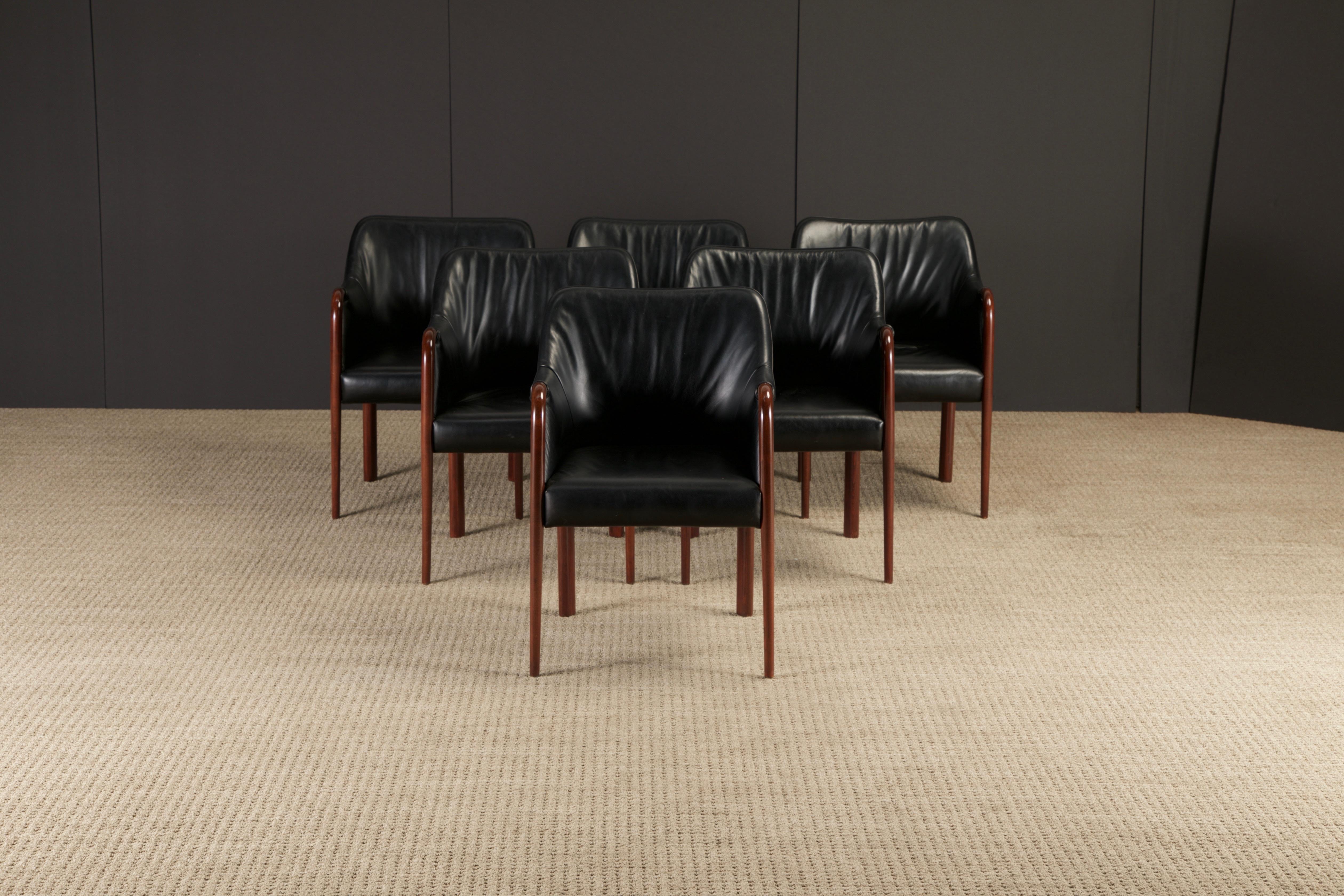 Set aus sechs schwarzen Ledersesseln mit Cassina Label, ca. 1980er Jahre, neu lackiert im Zustand „Gut“ im Angebot in Los Angeles, CA