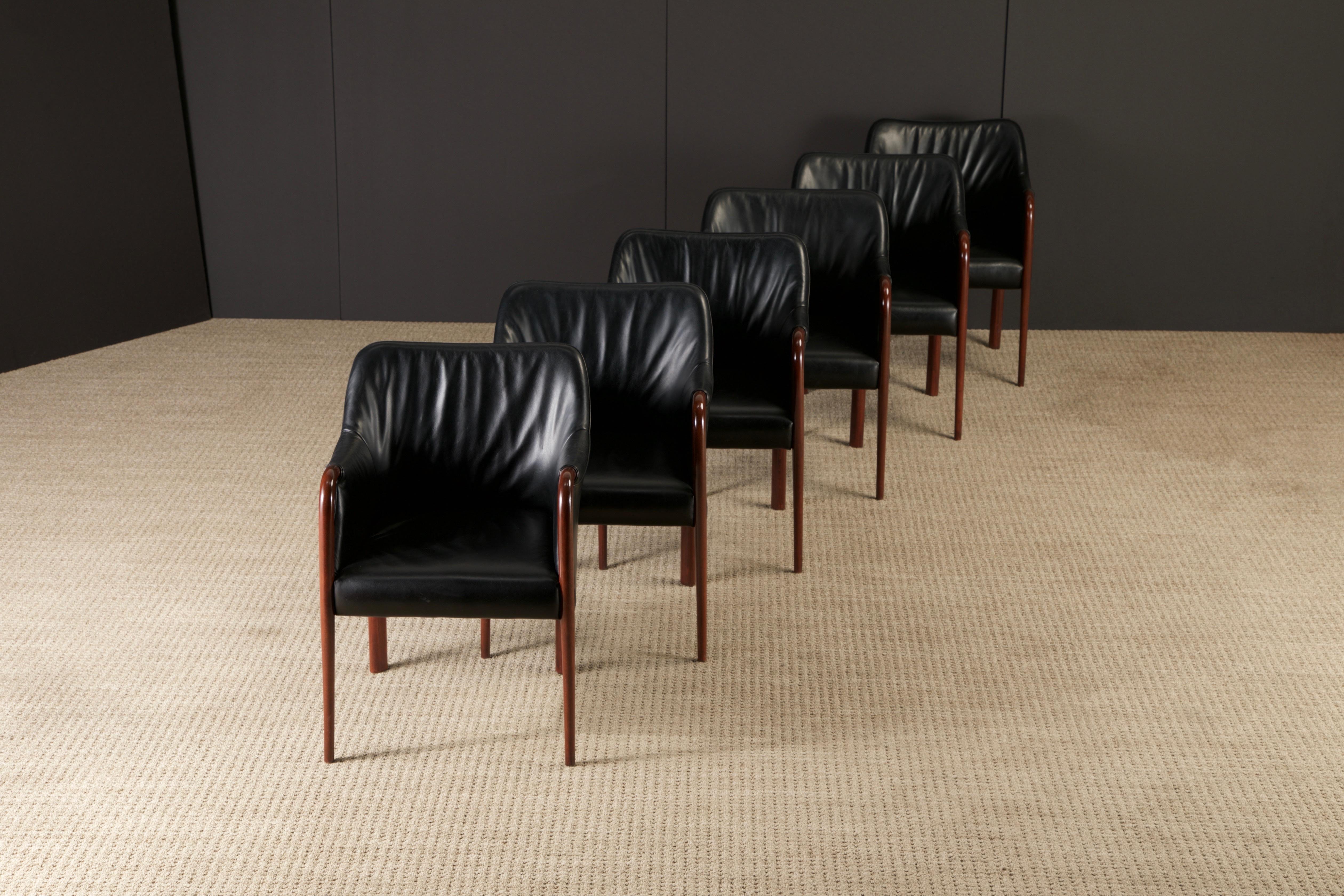 Set aus sechs schwarzen Ledersesseln mit Cassina Label, ca. 1980er Jahre, neu lackiert (Ende des 20. Jahrhunderts) im Angebot