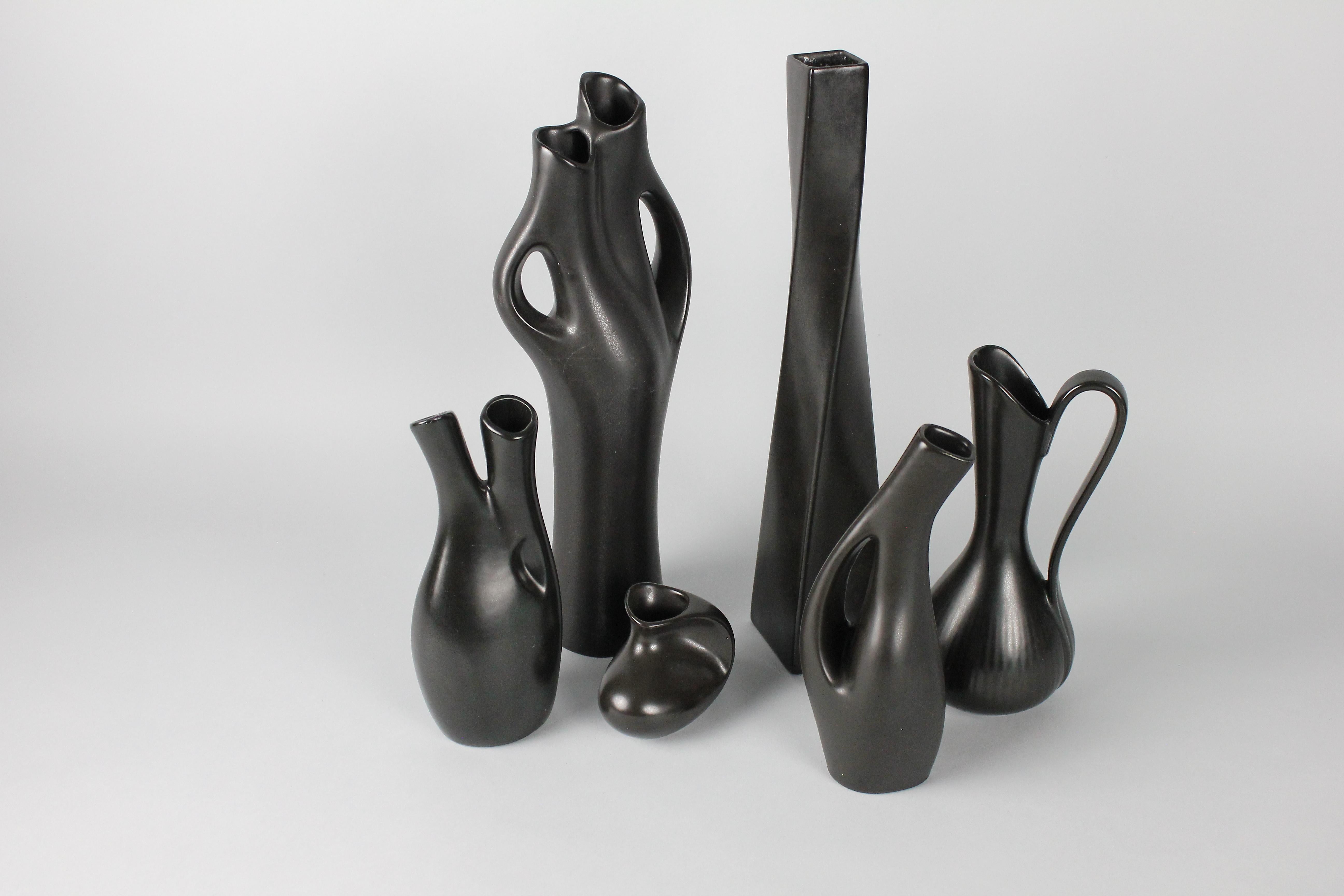 Ensemble de six vases Mangania noirs Lillemor Mannerheim Suède Mid Century Modern en vente 9