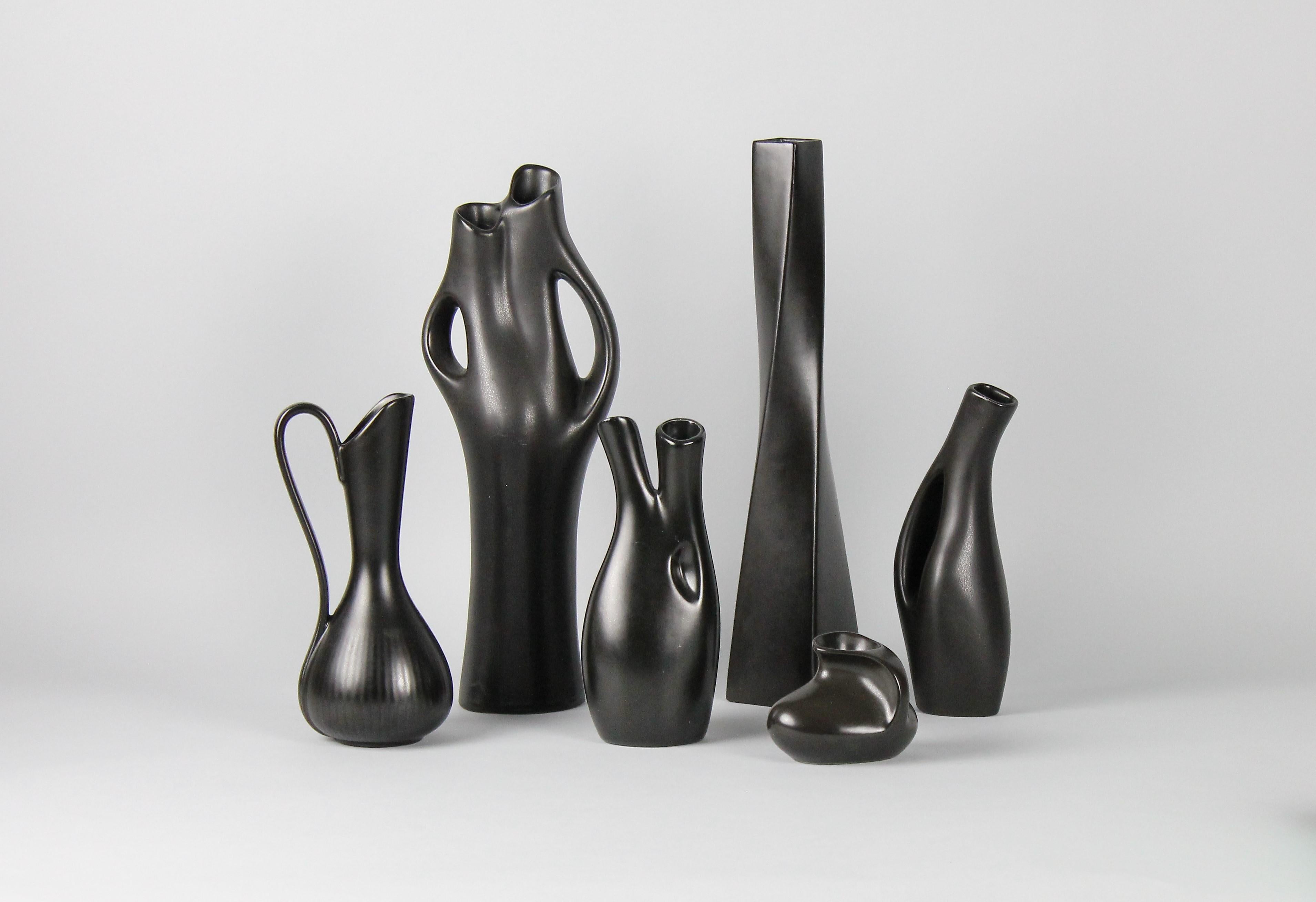 Mid-Century Modern Ensemble de six vases Mangania noirs Lillemor Mannerheim Suède Mid Century Modern en vente