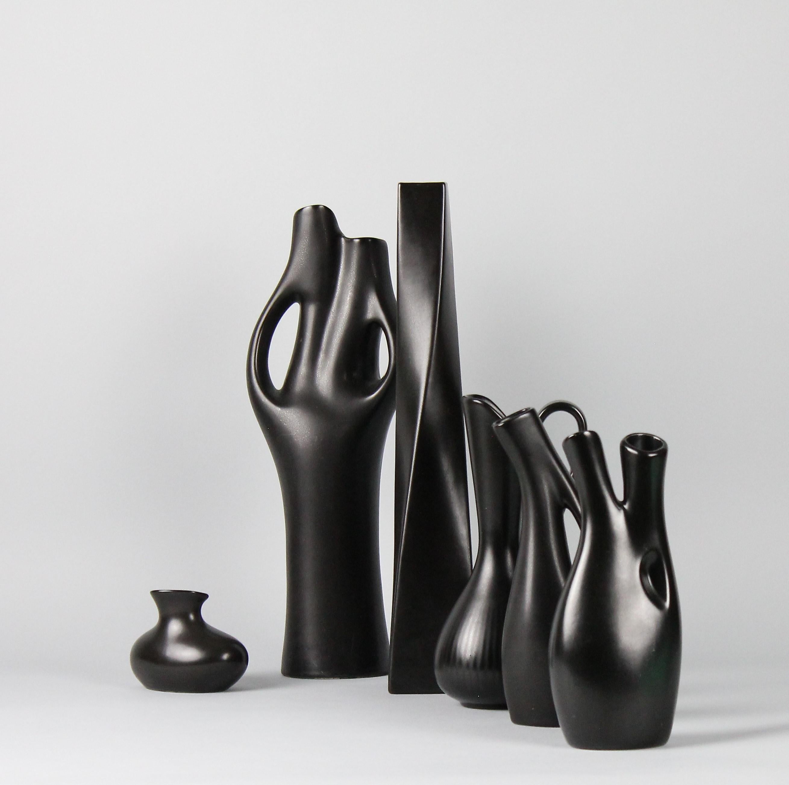 Set von sechs schwarzen Mangania-Vasen Lillemor Mannerheim Schweden Mid-Century Modern (Keramik) im Angebot