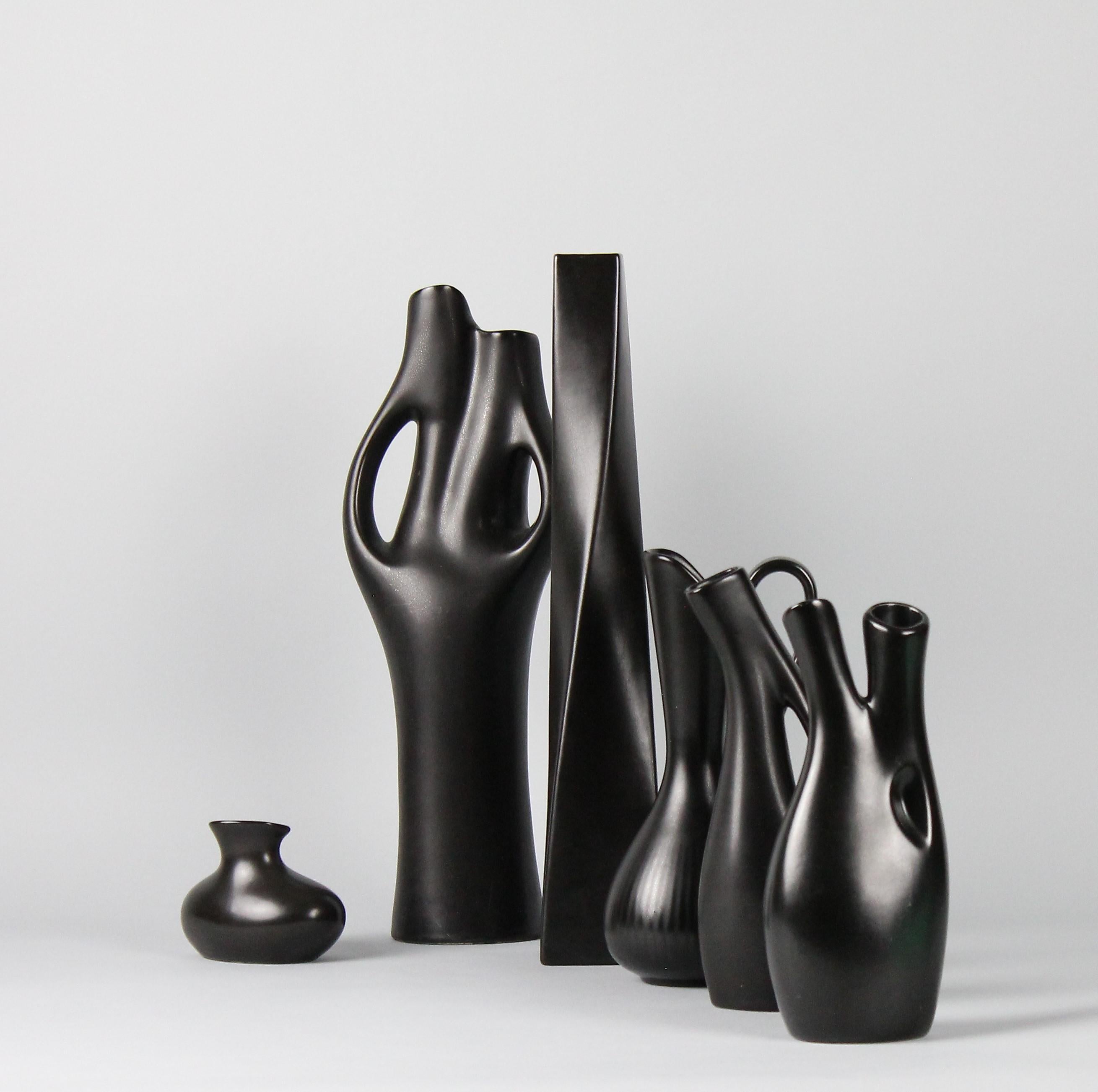 Ceramica Set di sei vasi neri Mangania Lillemor Mannerheim Svezia Metà Secolo Moderno in vendita