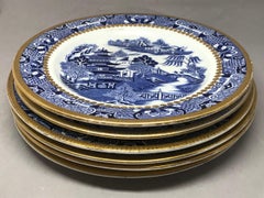 Set aus sechs blauen und weißen englischen Tellern