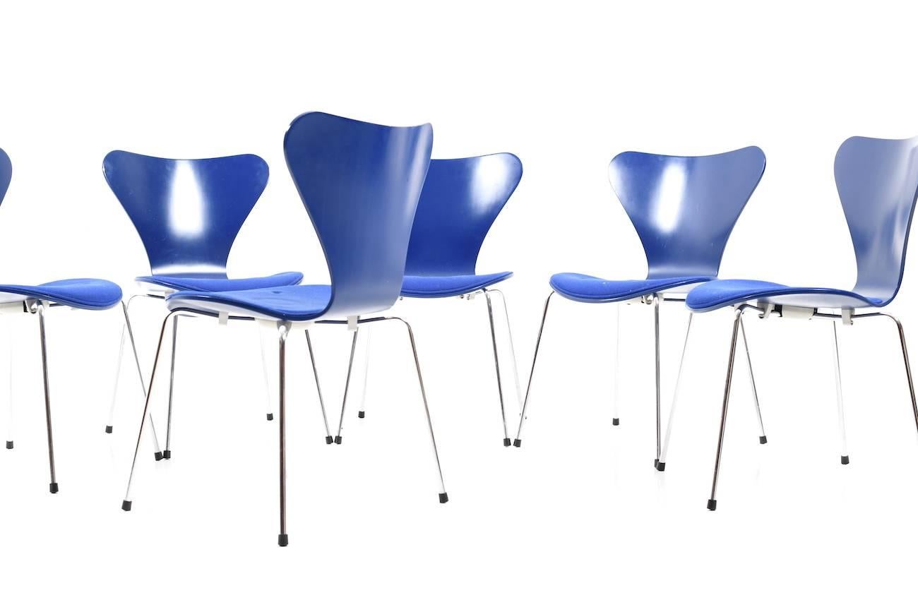 Set of Six Blue Arne Jacobsen Chairs, Mod. 3107 For Sale 4