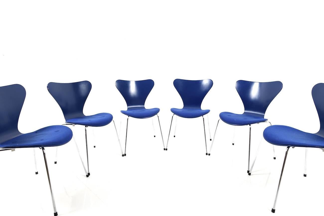 Set of six chairs, mod. 3107 (7's). Design by Arne Jacobsen. Manufactured by Fritz Hansen, Denmark. Seats padded with blue cushion.