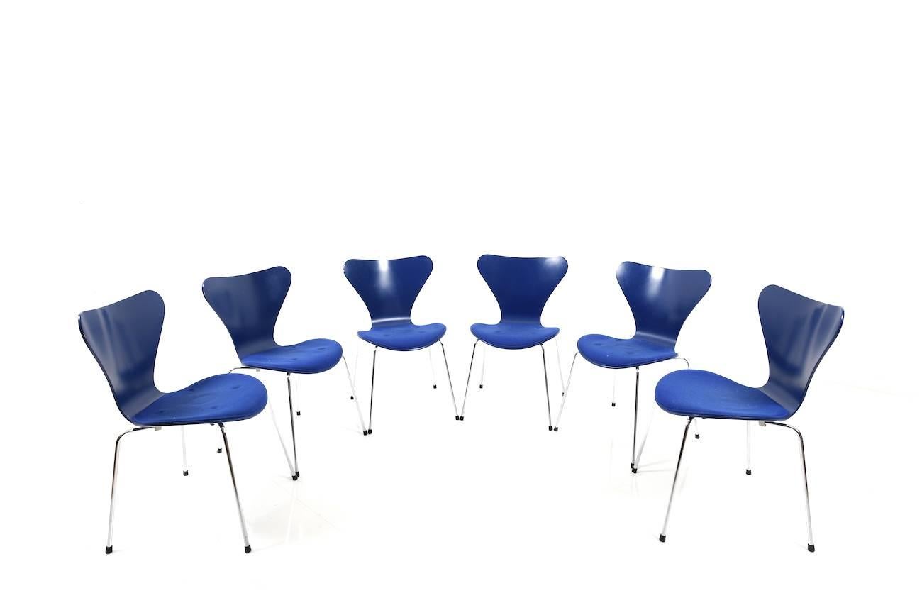 Scandinavian Modern Set of Six Blue Arne Jacobsen Chairs, Mod. 3107 For Sale