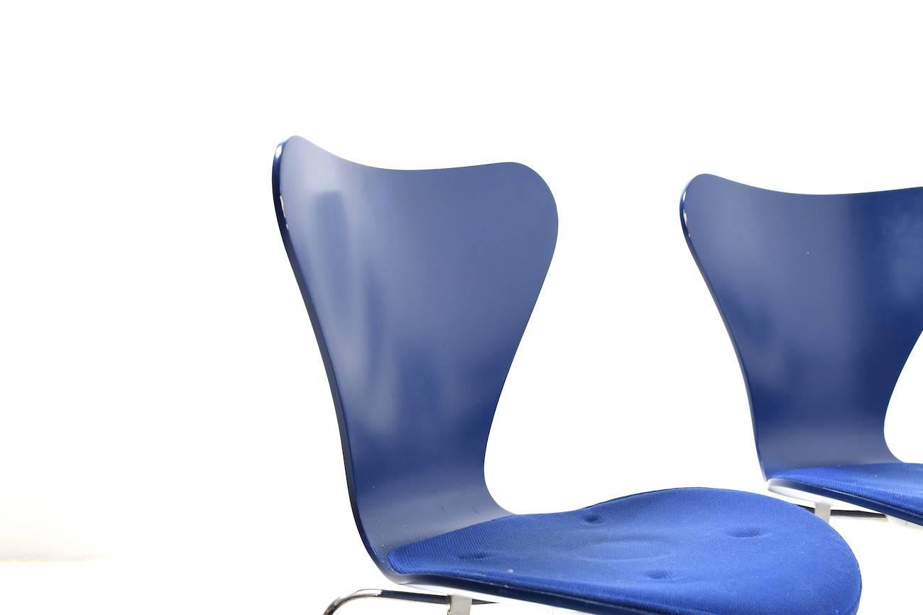 Set of Six Blue Arne Jacobsen Chairs, Mod. 3107 In Good Condition For Sale In Handewitt, DE