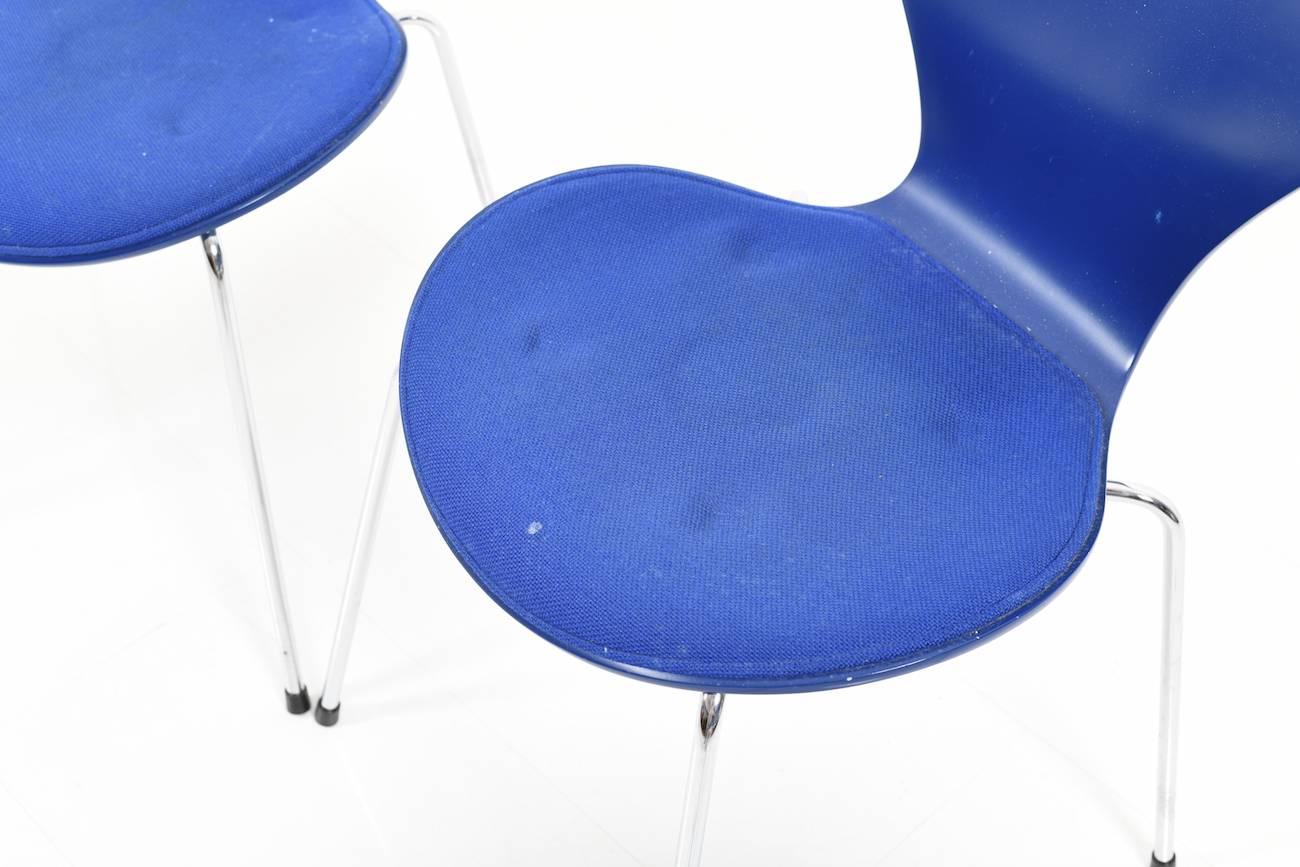 Metal Set of Six Blue Arne Jacobsen Chairs, Mod. 3107 For Sale