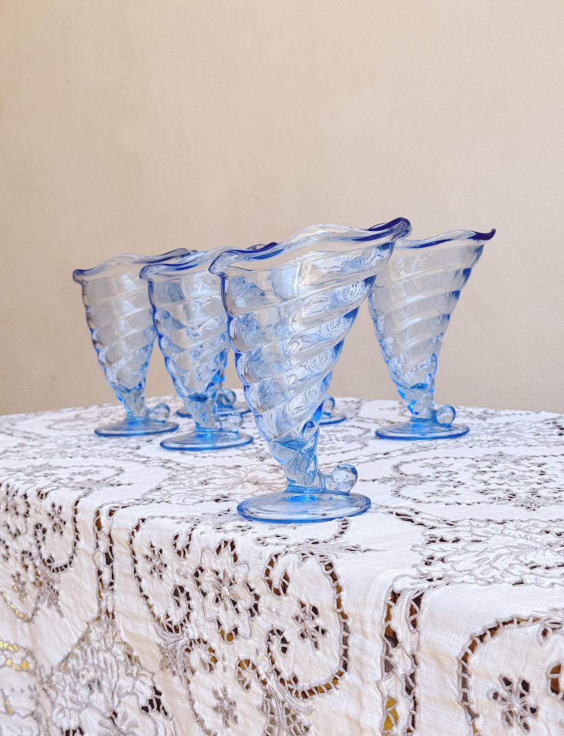 Un ensemble de six bols à gelato en verre Rocco Bormioli des années 1980 en forme de gros coquillage. Les six sont en bon état.