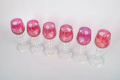 Set aus sechs Rotweingläsern aus böhmischem Kristall mit Blumen- und Traubenmotiv.