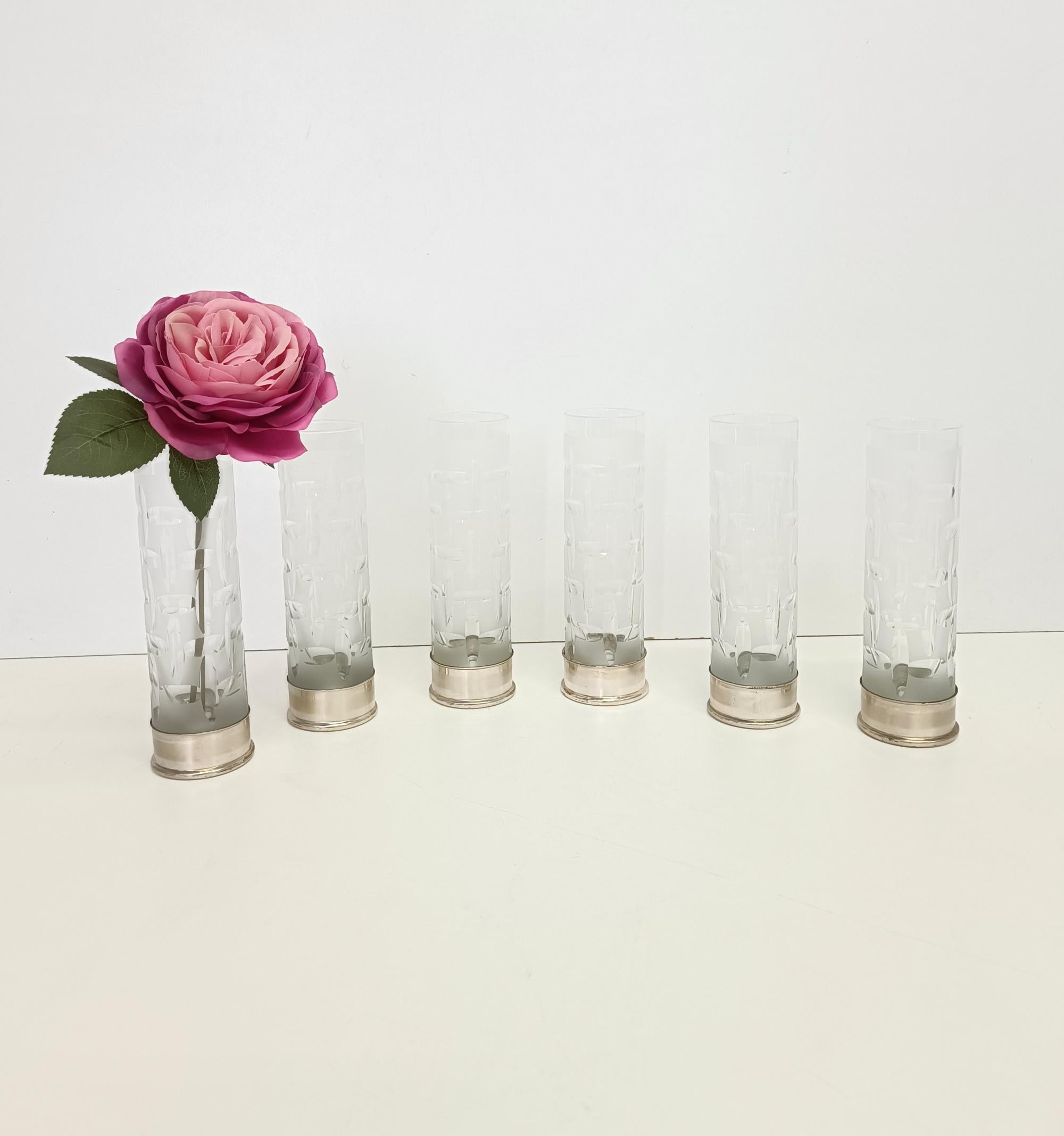1970s. 
Ces verres à boire sont fabriqués en cristal de Bohême et présentent une base en argent marquée. 
Il s'agit d'un ensemble vintage, qui peut donc présenter de légères traces d'utilisation, mais qui peut être considéré comme étant en excellent