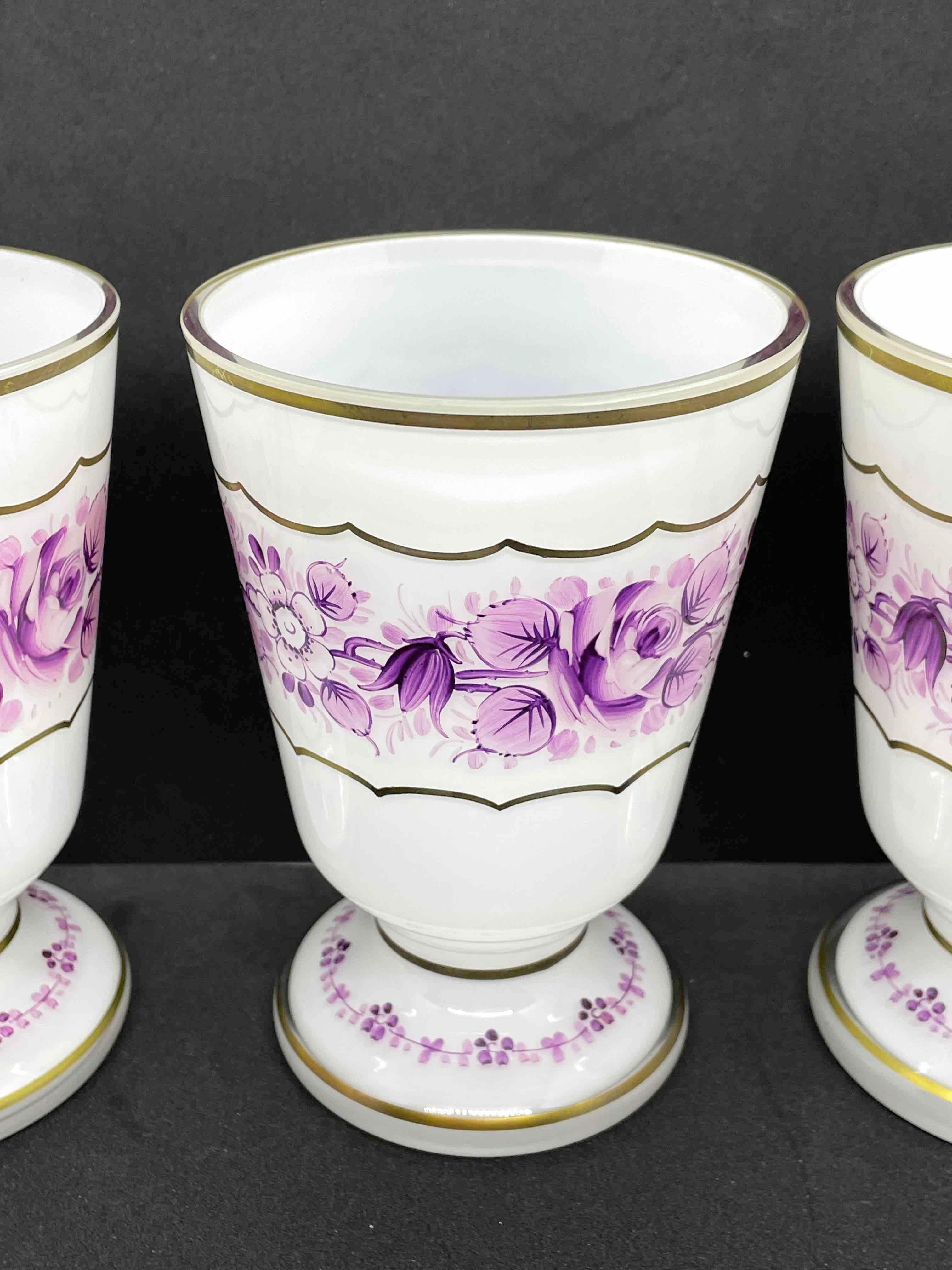 Set of Six Bohemian White Purple Colored Glass Beaker with Gold Rim, 1950s In Good Condition For Sale In Nuernberg, DE