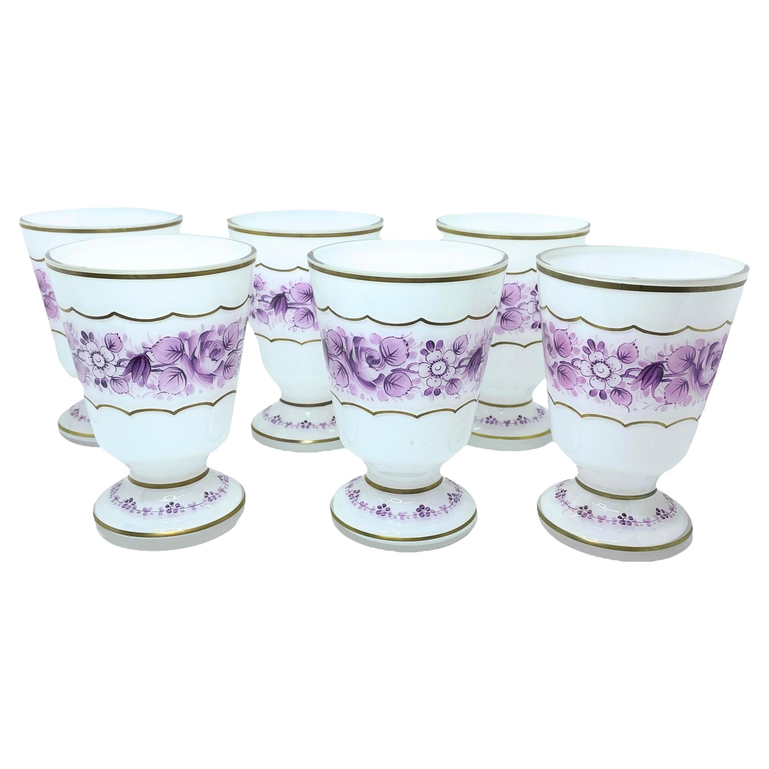 Satz von sechs böhmischen weiß-violett gefärbten Glasbechern mit Goldrand, 1950er Jahre
