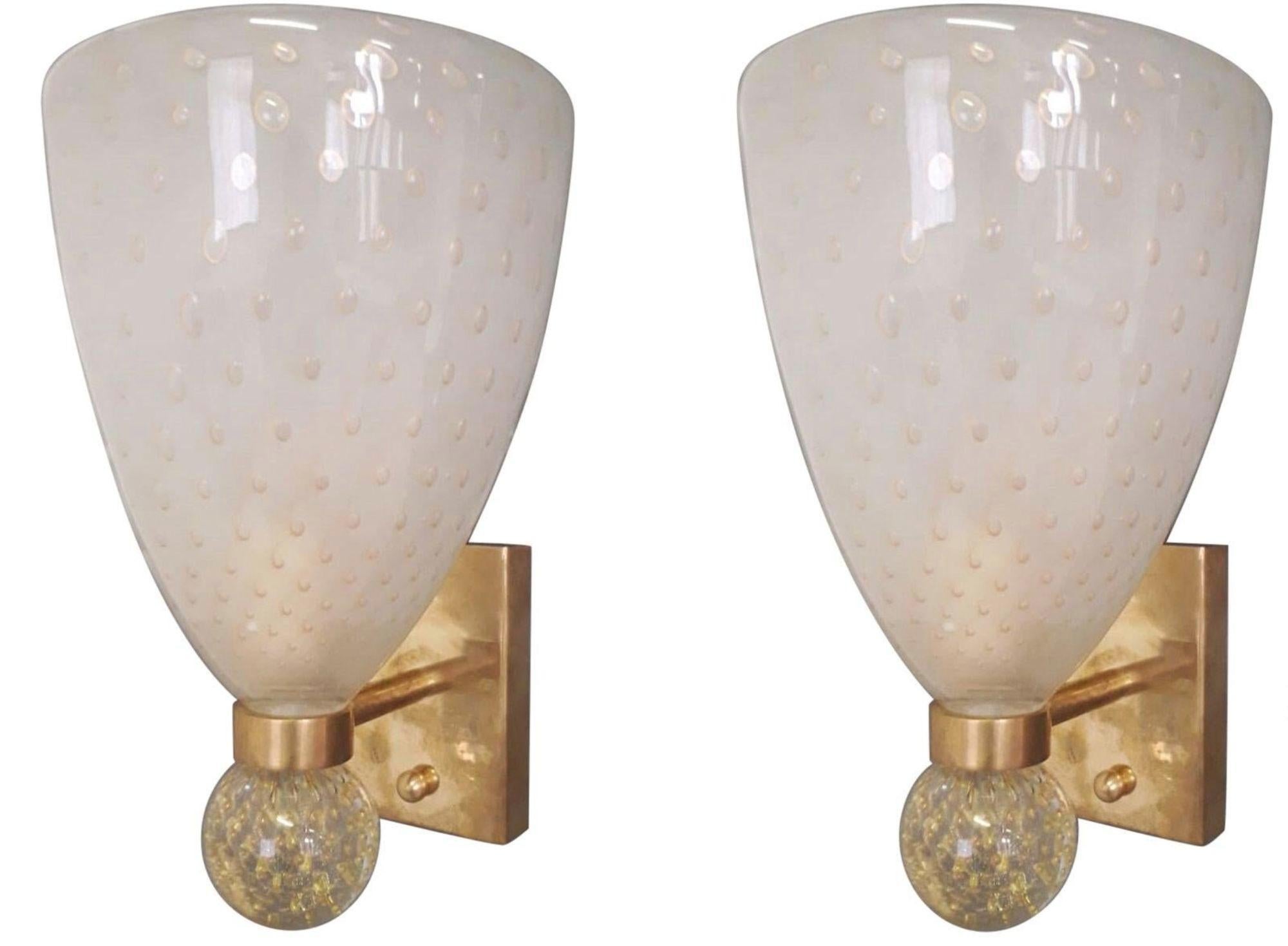 Sechser-Set italienischer Wandleuchten mit goldfarbenem, mattiertem Murano-Glasschirm mit sorgfältig geblasenen Blasen im Glas in Bollicine-Technik, montiert auf gerippten Messinghalterungen / Made in Italy, 1970er Jahre.
Maße: Höhe 13 Zoll / Breite