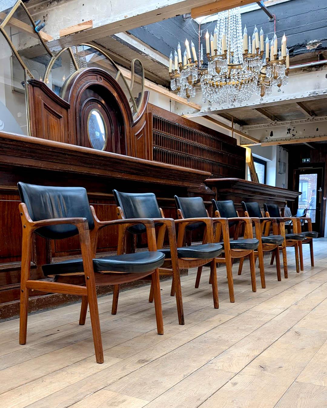 Un raro ed elegante set di sei poltrone disegnate da Gondo Gravesen, Danimarca, anni '60. Queste sedie scultoree sono realizzate in teak massiccio con braccioli splendidamente curvati e un originale rivestimento in pelle nera.

Le loro linee