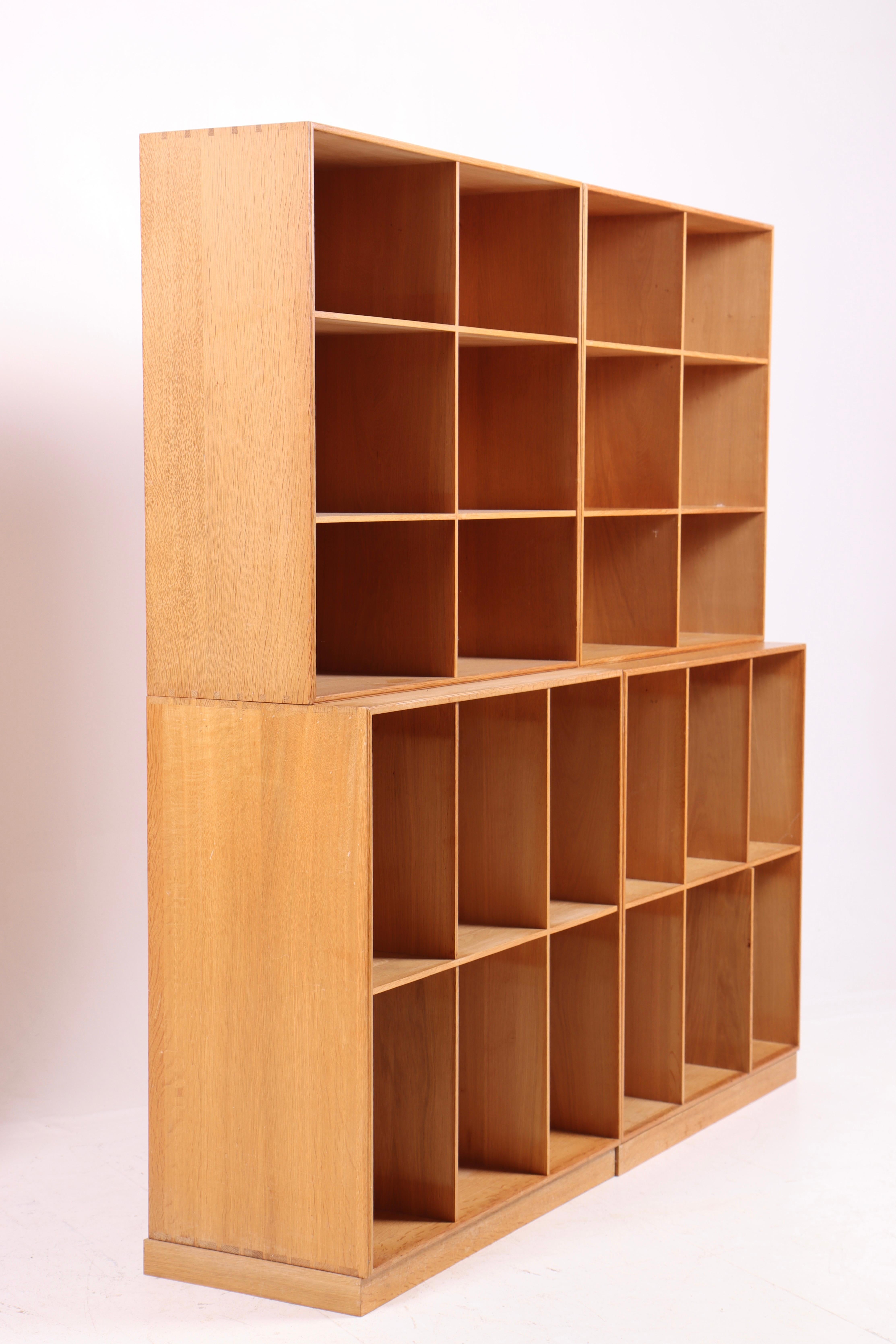 6 librerie in rovere massiccio disegnate da Mogens Koch per Rud. Ebanisteria Rasmussen nel 1933. Realizzato in Danimarca e in condizioni originali.
Ogni libreria misura D. 36 cm, L. 76 cm, H. 82 cm con base, 76 senza base.