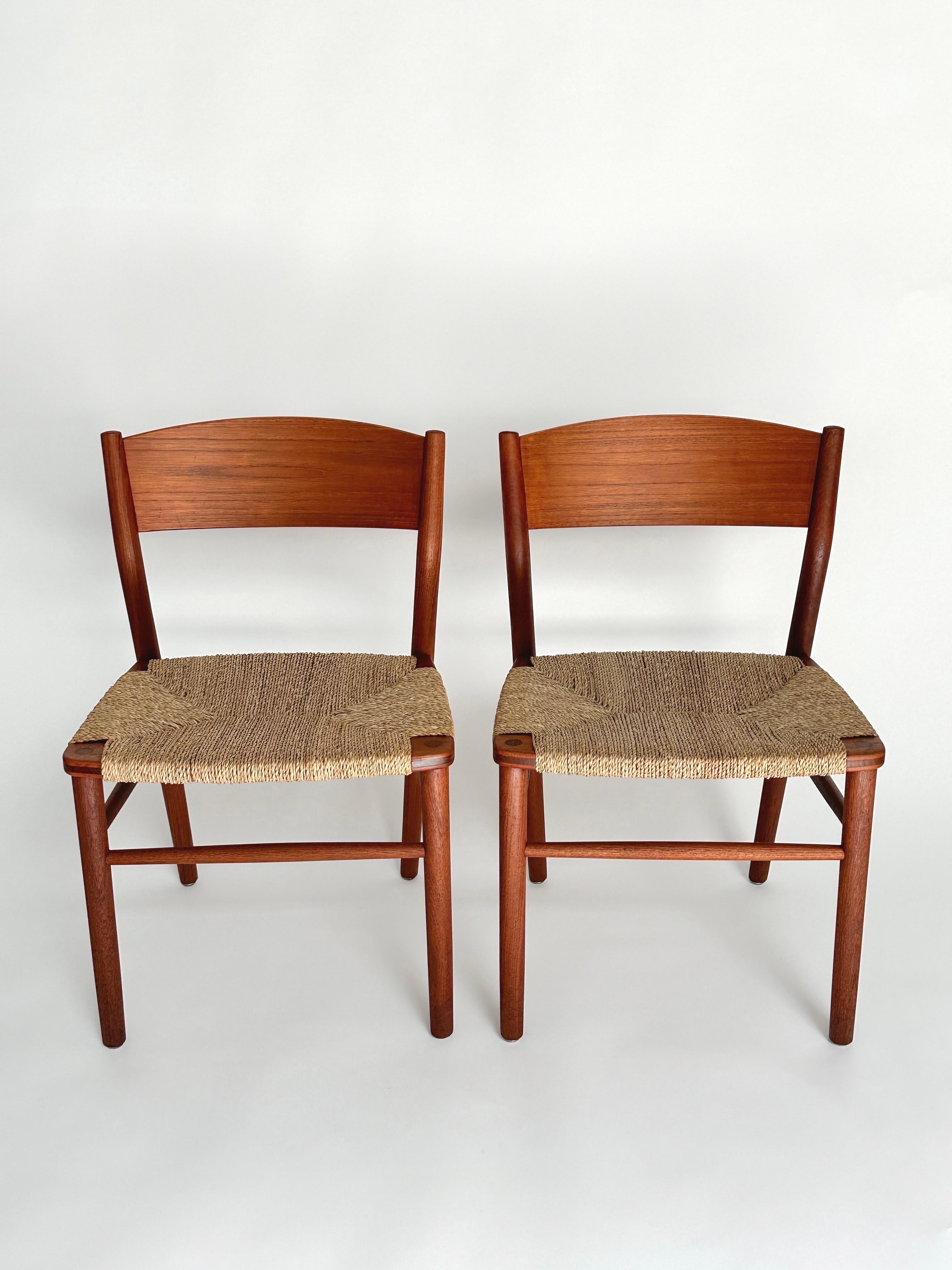 Ensemble de six chaises de salle à manger de Børge Mogensen, modèle BM 157 pour Søborg Møbelfabrik au Danemark dans les années 1950. 

Structure en teck avec sièges en gazon tressé. 

Nettoyées et revernies à l'huile, toutes les chaises sont en très
