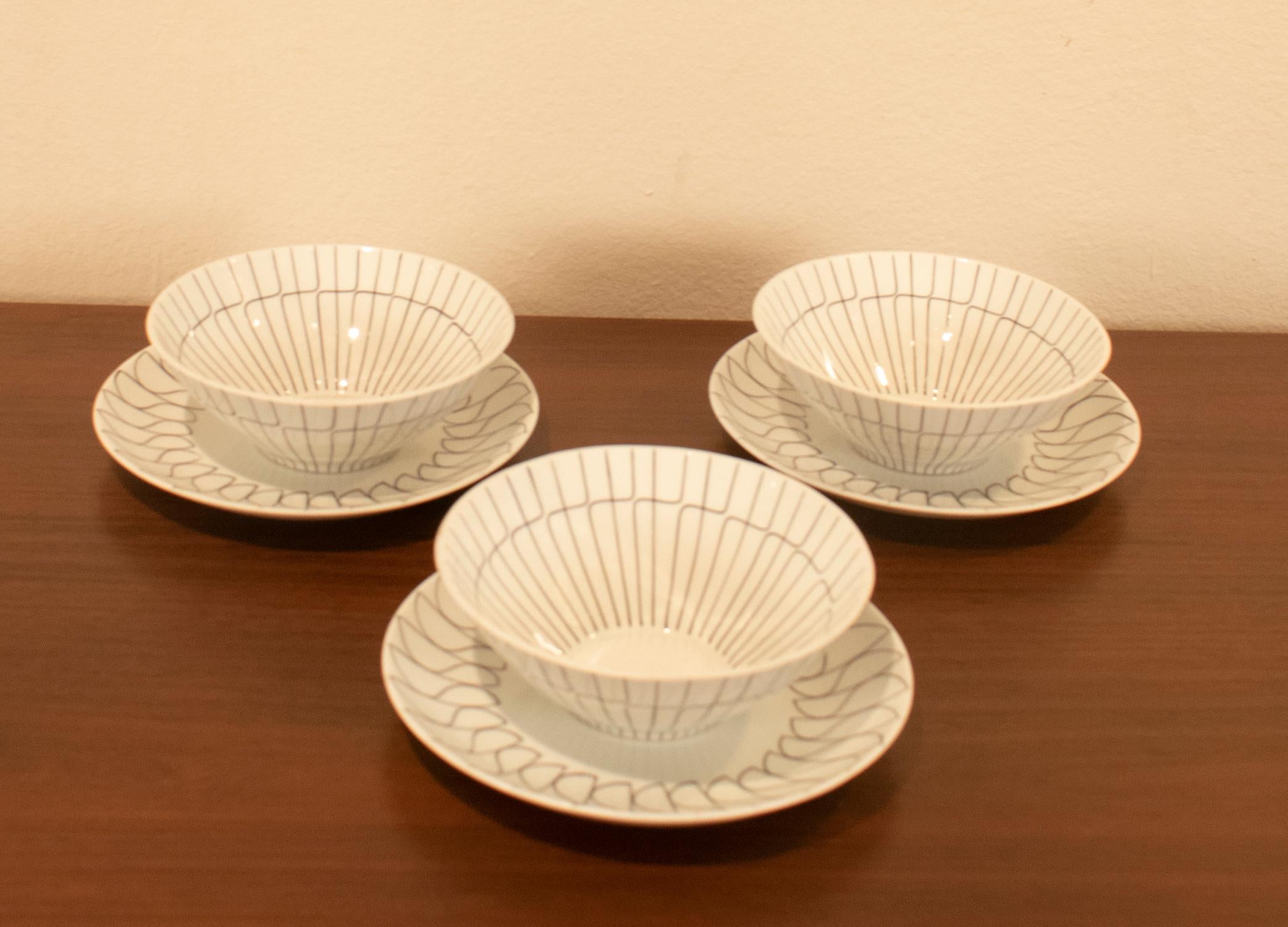 Set di sei ciotole e una più grande. Ceramiche di Castro. Spagna, anni '70
Important ceramic factory in Galicia, Spain
Set of bowls and plates. One larger bowl measures:
Diameter: 8.2 in (22 cm) Height: 3.1 in (8 cm). Plate: Diameter: 8.6 in (22 cm)