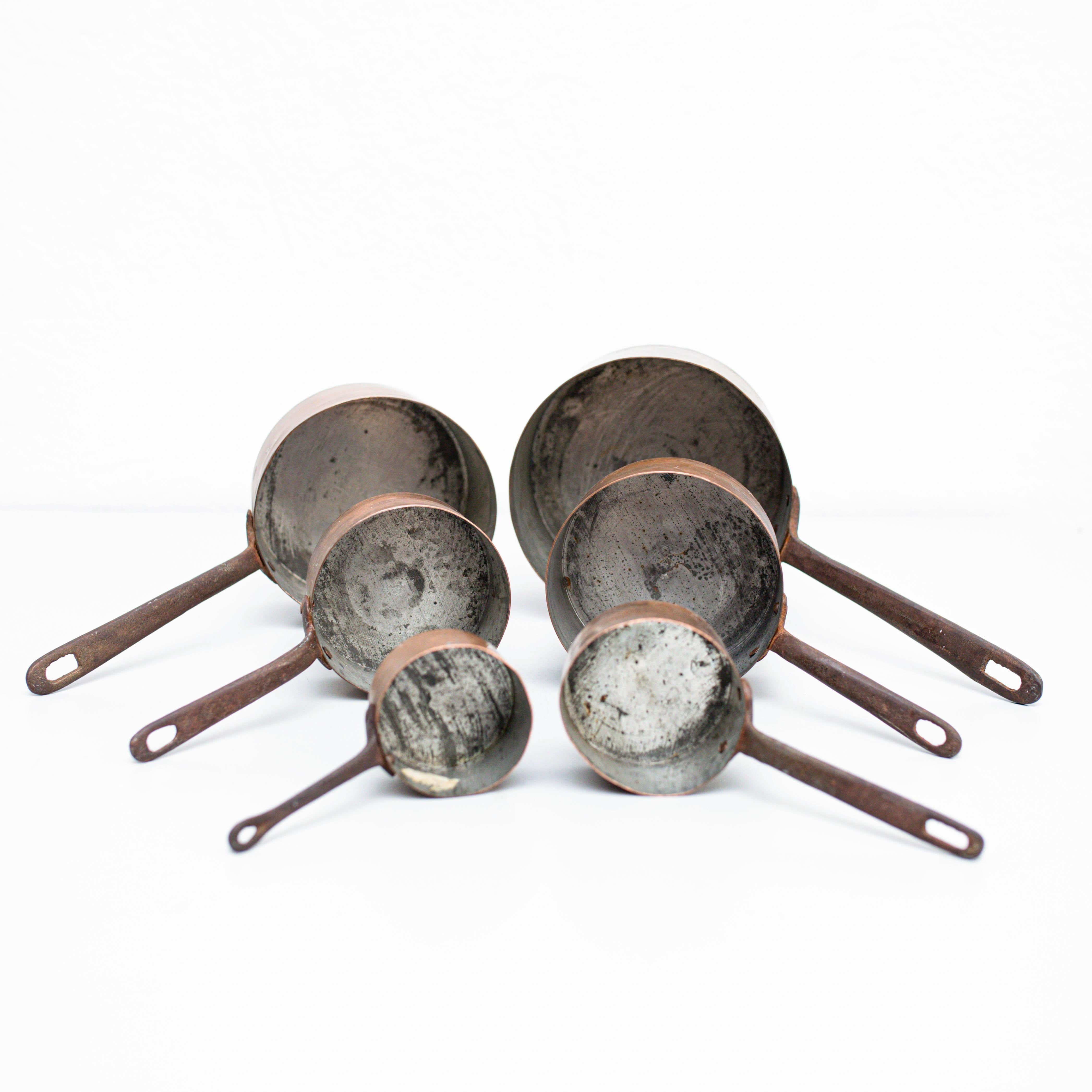 Set di sei vasi in ottone - Spagna, CIRCA 1950

Descrizione:
Questo elegante set di sei vasi in ottone, realizzato da un produttore sconosciuto in Spagna intorno al 1950, offre una splendida miscela di fascino vintage e artigianato senza tempo. Ogni