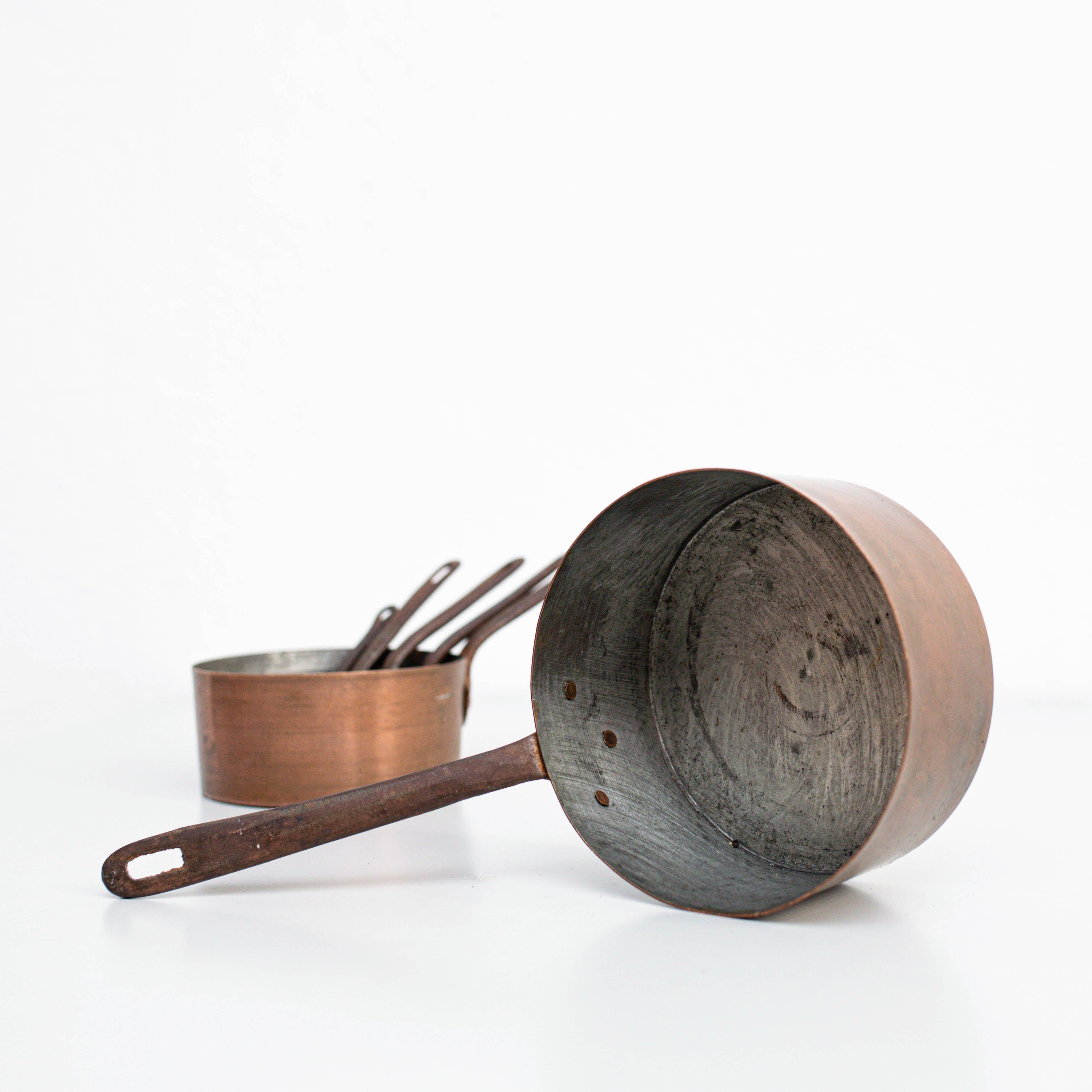 Set di sei vasi in ottone - Spagna, CIRCA 1950 In condizioni buone in vendita a Barcelona, ES