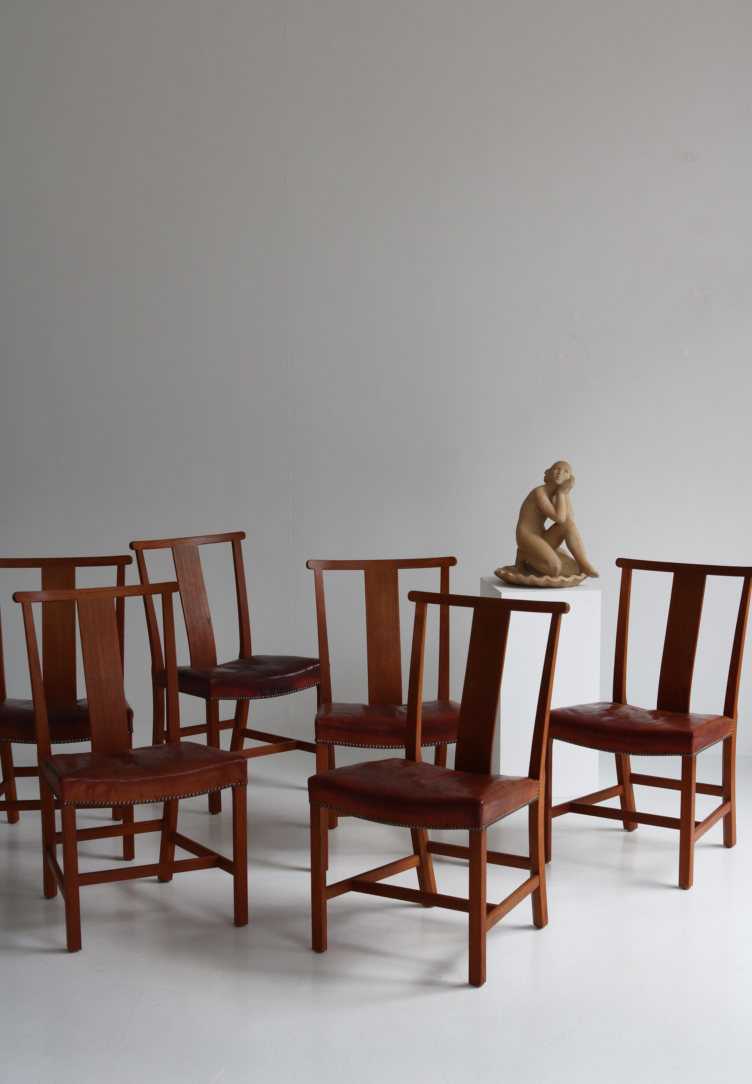 Un ensemble très rare et important de six chaises de salle à manger en teck conçues par Børge Mogensen et fabriquées par l'ébéniste Ove Lander, au Danemark, en 1939. Assise garnie de cuir nigérien patiné d'origine, munie de clous en laiton.
Il