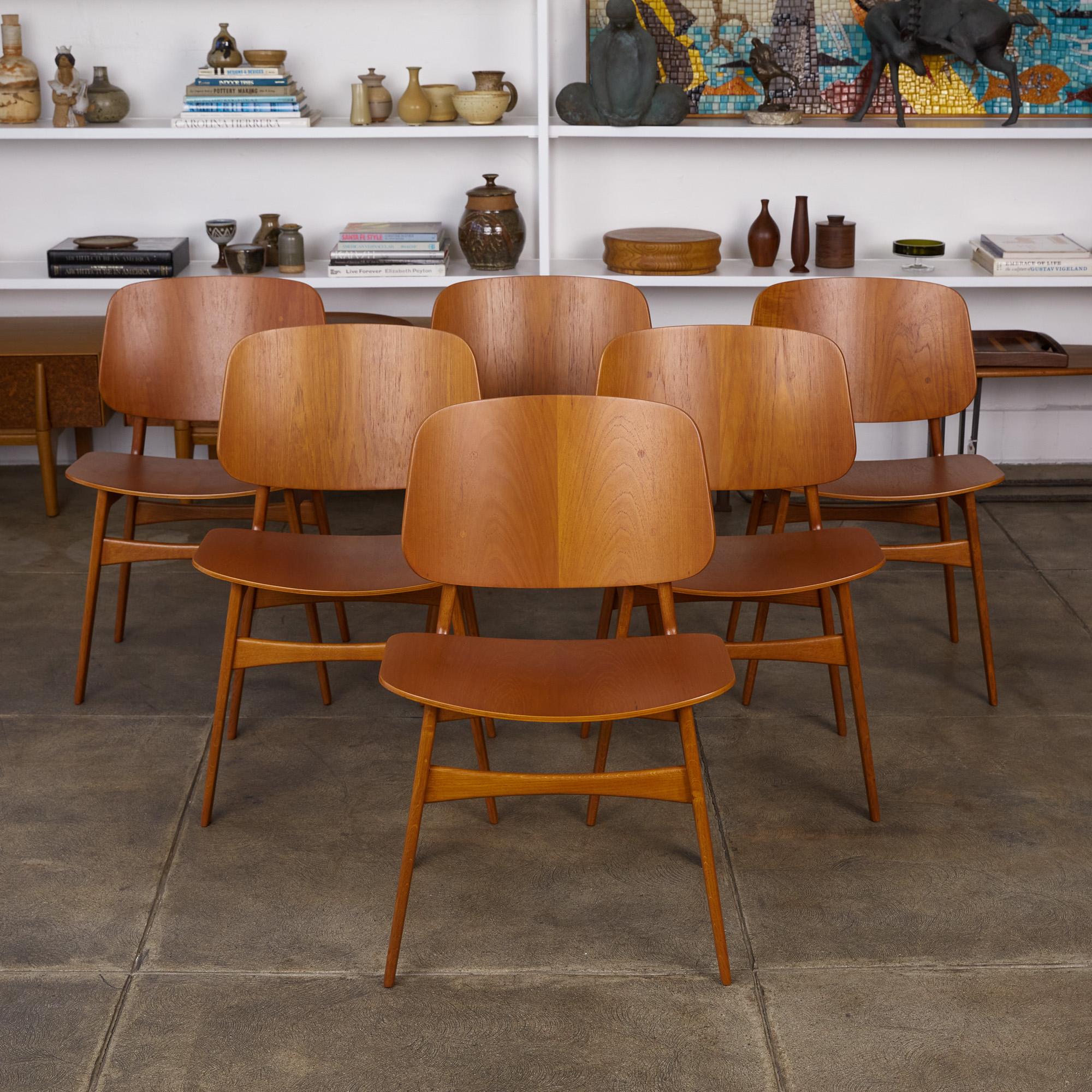 Set of six Børge Mogensen Model 122 dining chairs for Søborg Møbelfabrik, Denmark, circa 1950. The chairs feature sculpted teak plywood seats and backs, while the legs and frame are made of solid teak. The chair backs and solid teak stretchers are
