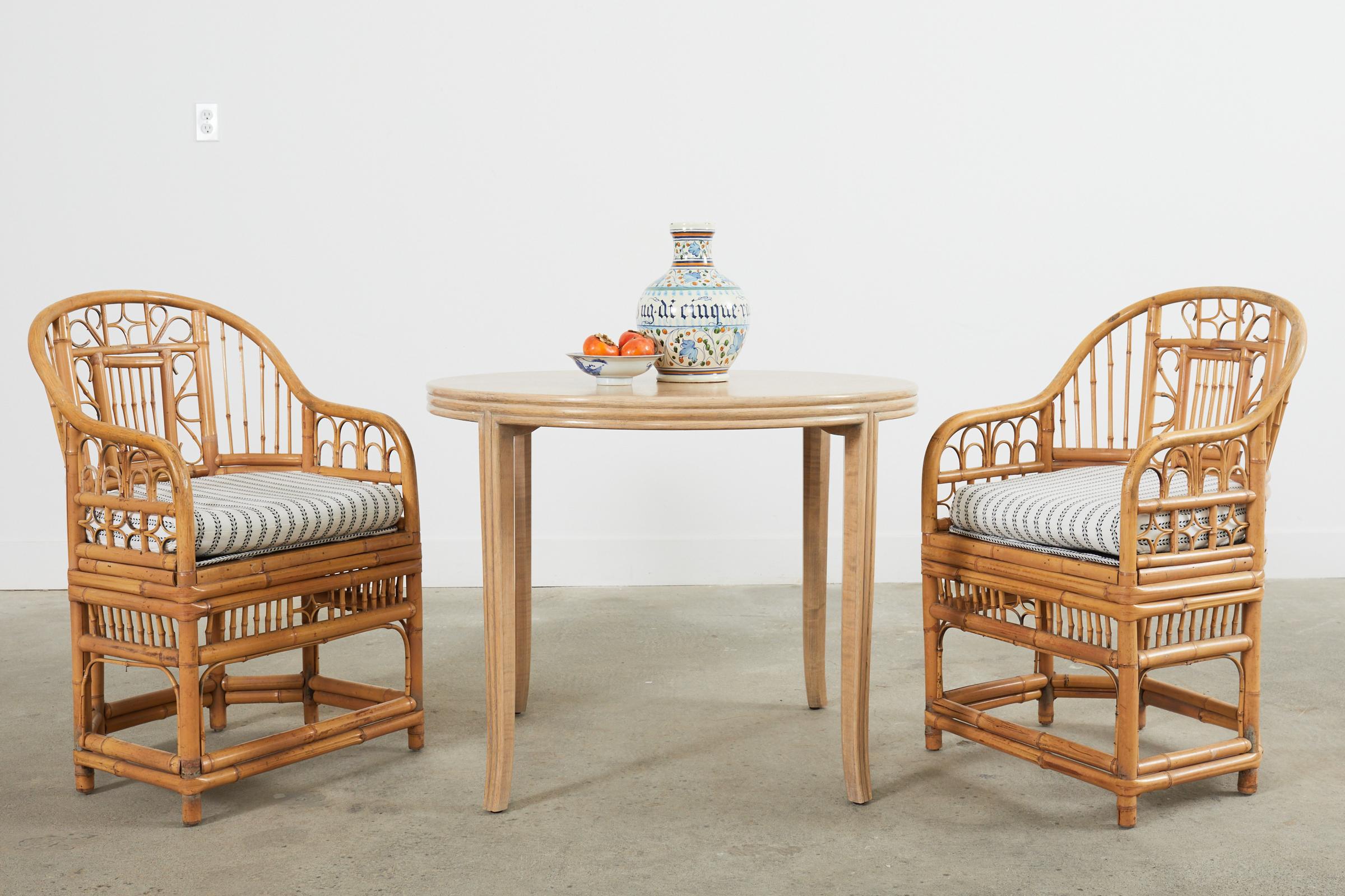 Étonnant ensemble de six fauteuils de salle à manger en rotin de bambou fabriqués dans le style du pavillon de Brighton. Les chaises sont ornées d'un motif chinois complexe, de type chippendale, réalisé à partir de bambou. La structure en forme de