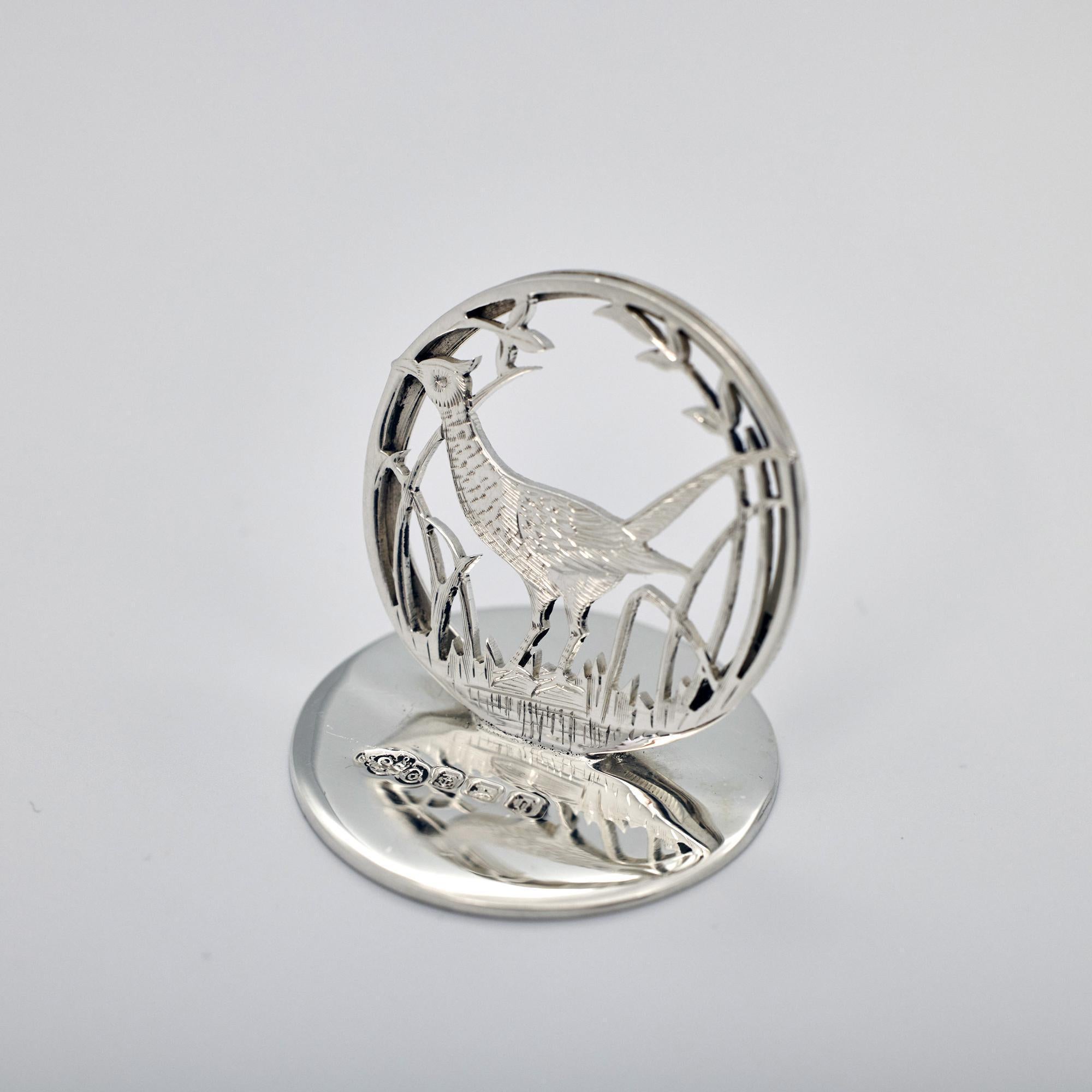 Set von sechs silbernen Platzkartenhaltern mit britischen Tierweltmotiven (Frühes 20. Jahrhundert) im Angebot