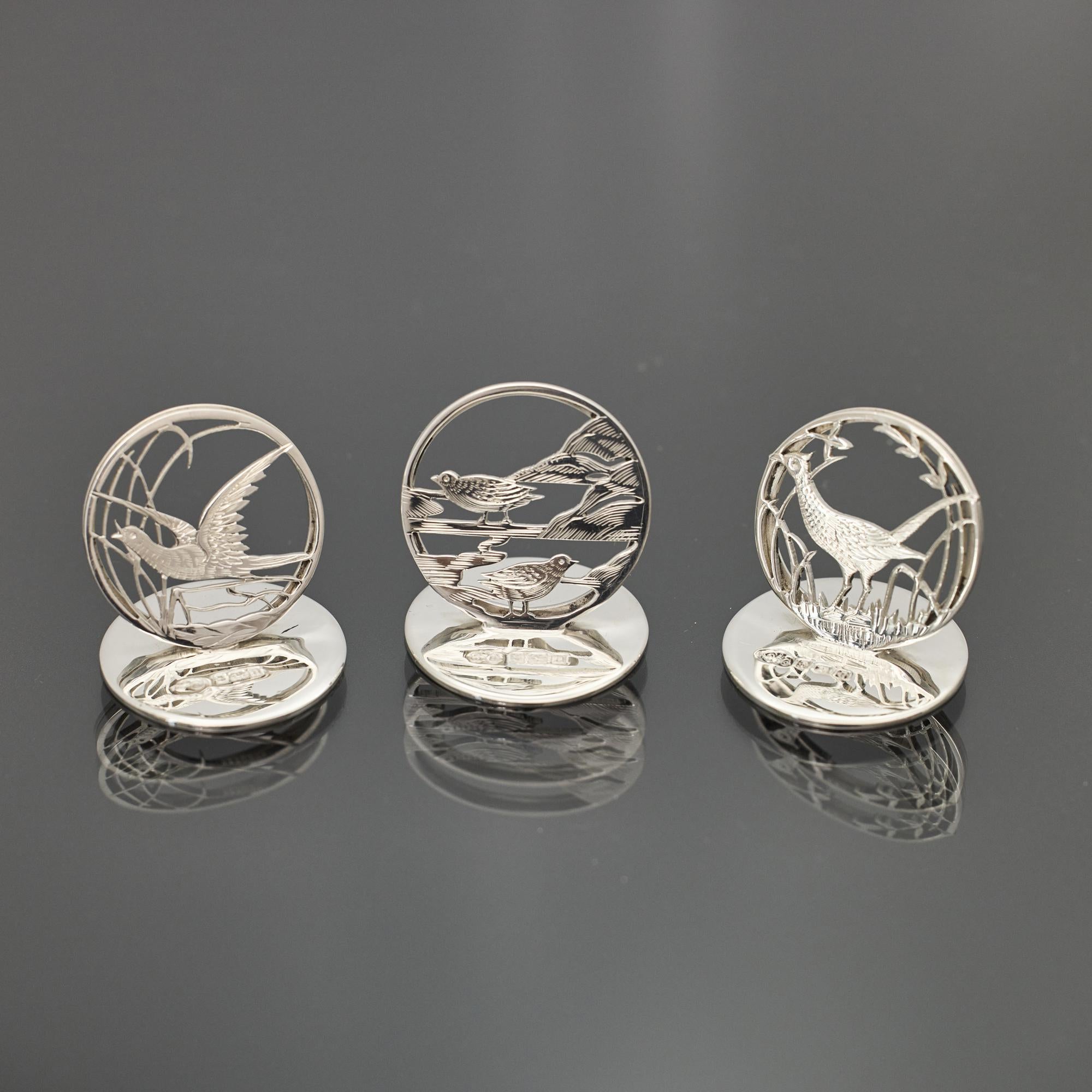 Set von sechs silbernen Platzkartenhaltern mit britischen Tierweltmotiven (Sterlingsilber) im Angebot