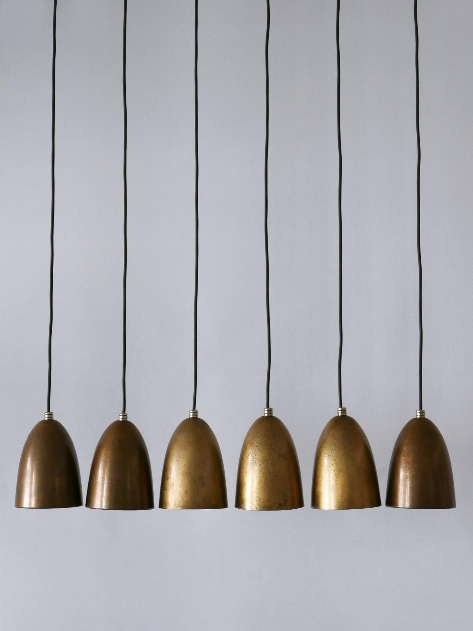 Set di sei rare, deliziose e altamente decorative lampade a sospensione in bronzo anodizzato. Prodotto in Germania, anni '80.

Realizzata in metallo anodizzato bronzo, ogni lampada a sospensione è dotata di 1 portalampada a vite E14 / E12 Edison, è