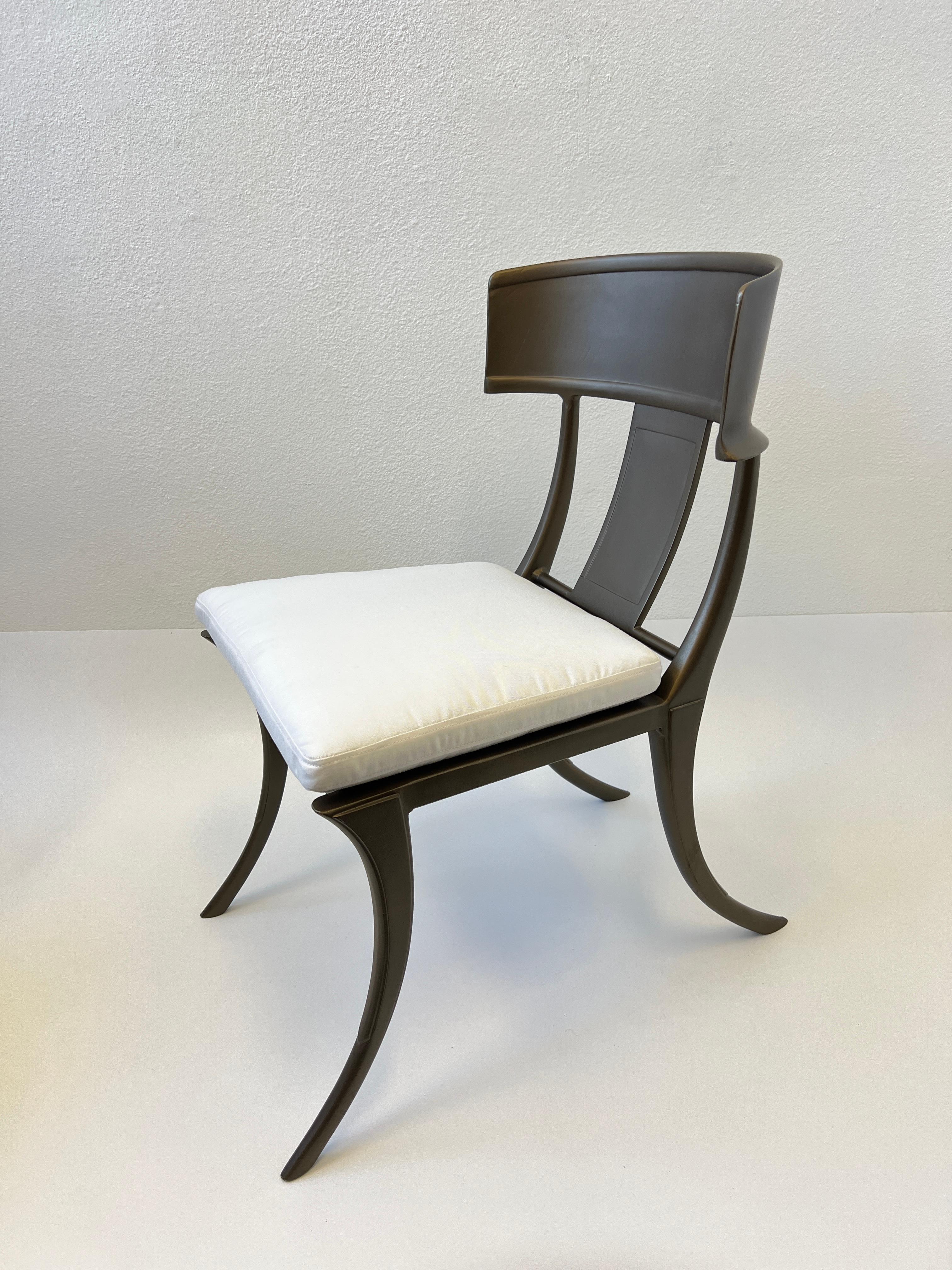 Ensemble de six chaises de jardin klismos en aluminium recouvert de poudre de bronze par Michael Taylor.

Nouveau revêtement en poudre et nouveaux coussins en tissu Sunbrella blanc. 

Dimensions : 20