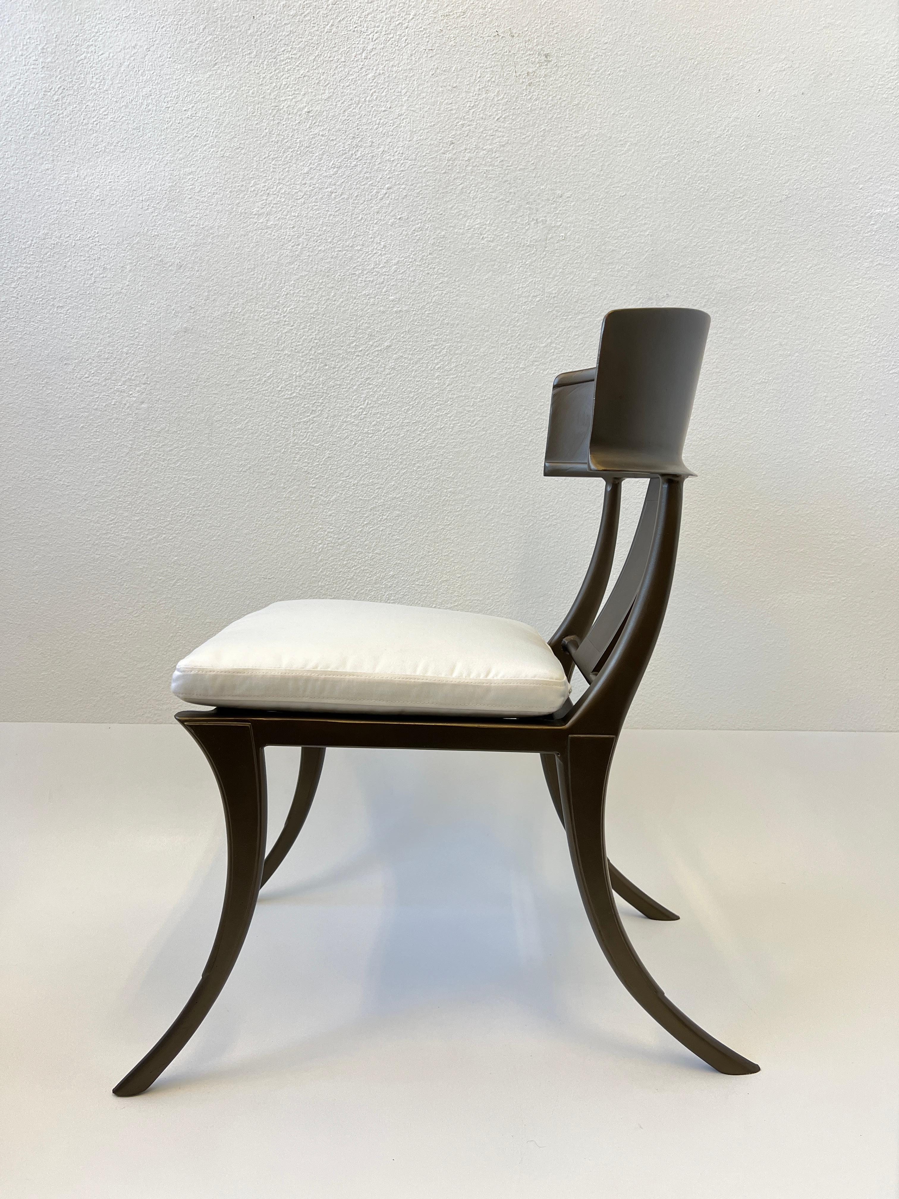 Moderne Ensemble de six chaises de salle à manger Klismos en bronze de Michael Taylor  en vente