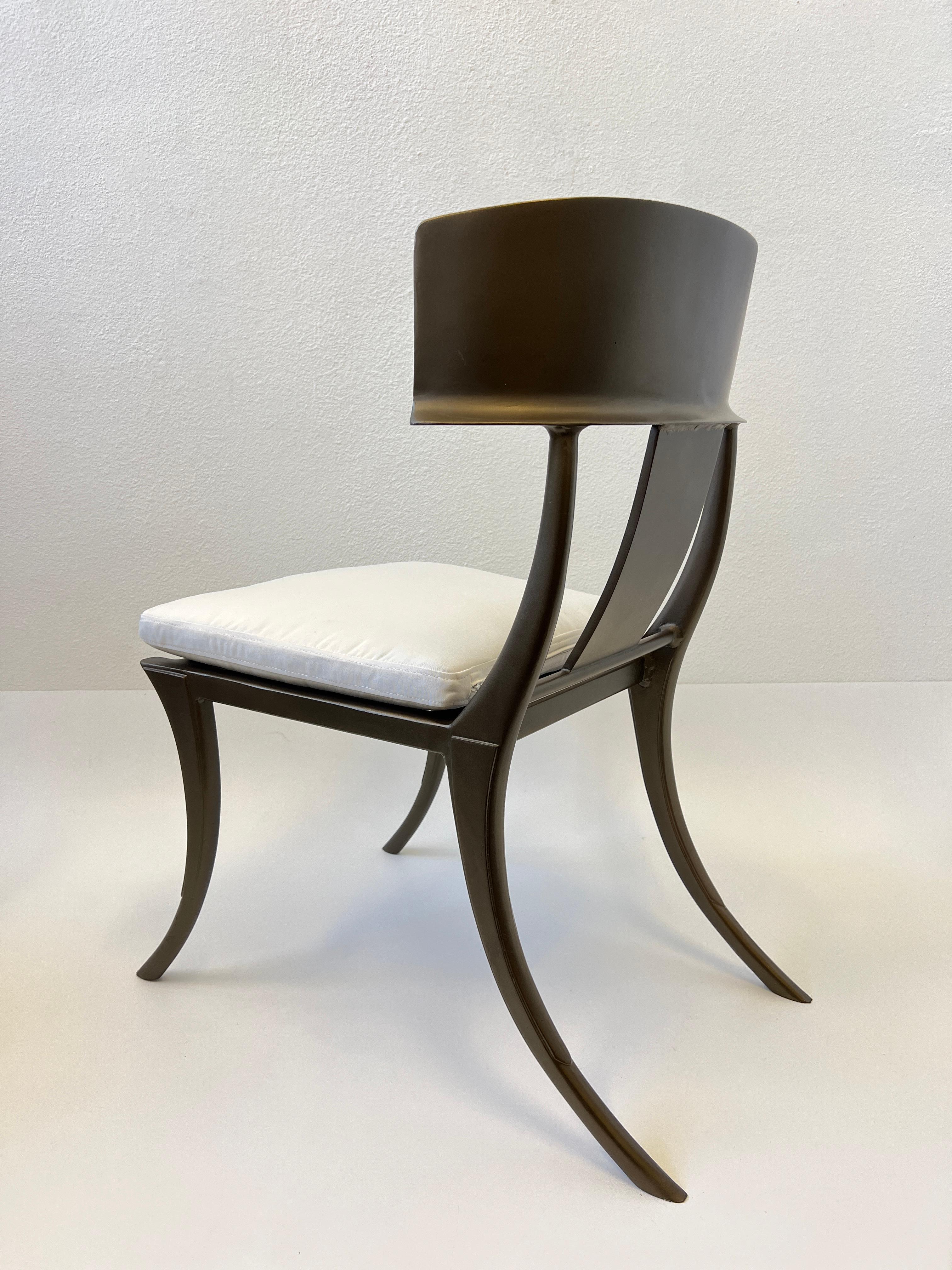 Poudré Ensemble de six chaises de salle à manger Klismos en bronze de Michael Taylor  en vente