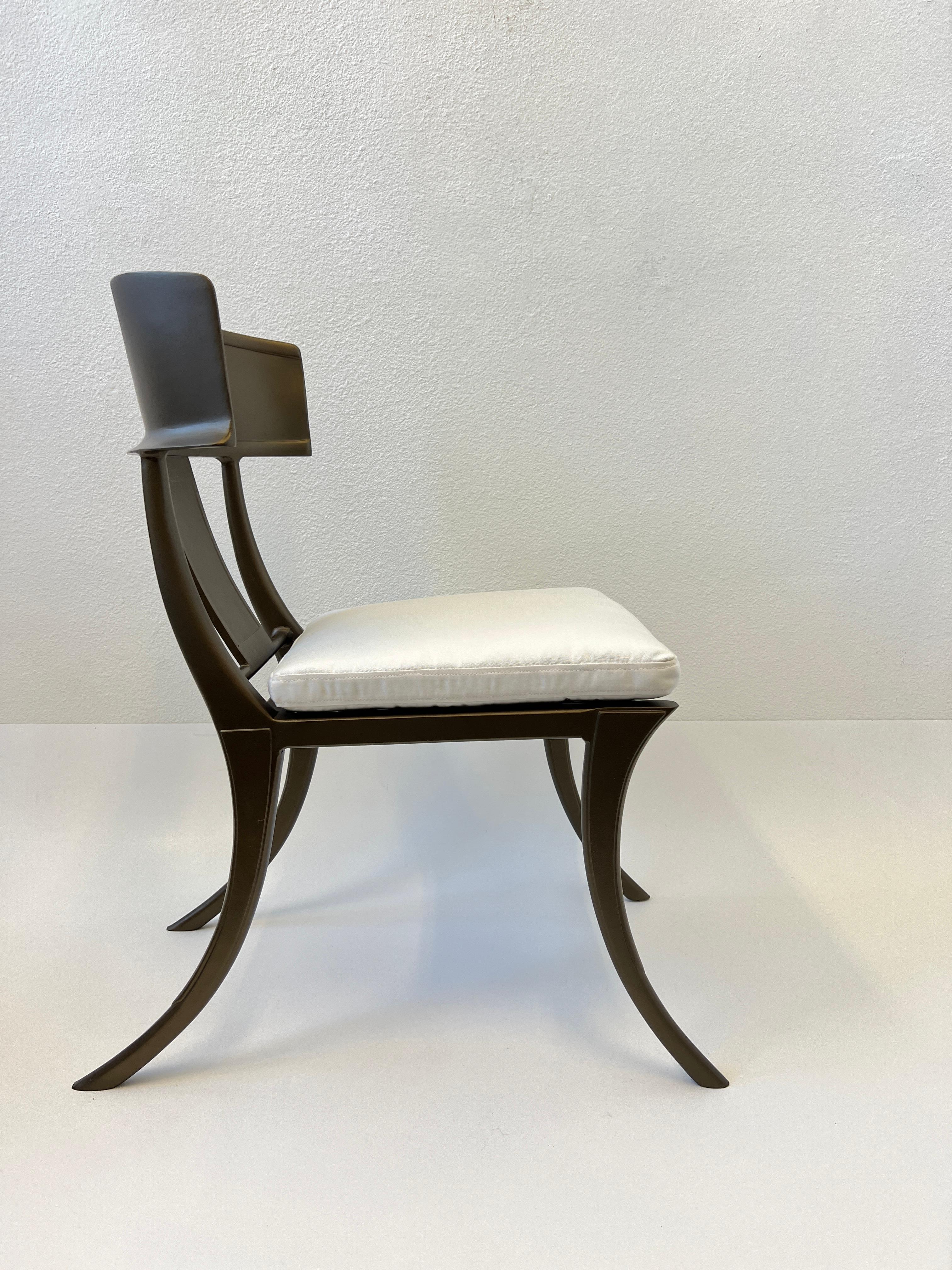 Fin du 20e siècle Ensemble de six chaises de salle à manger Klismos en bronze de Michael Taylor  en vente