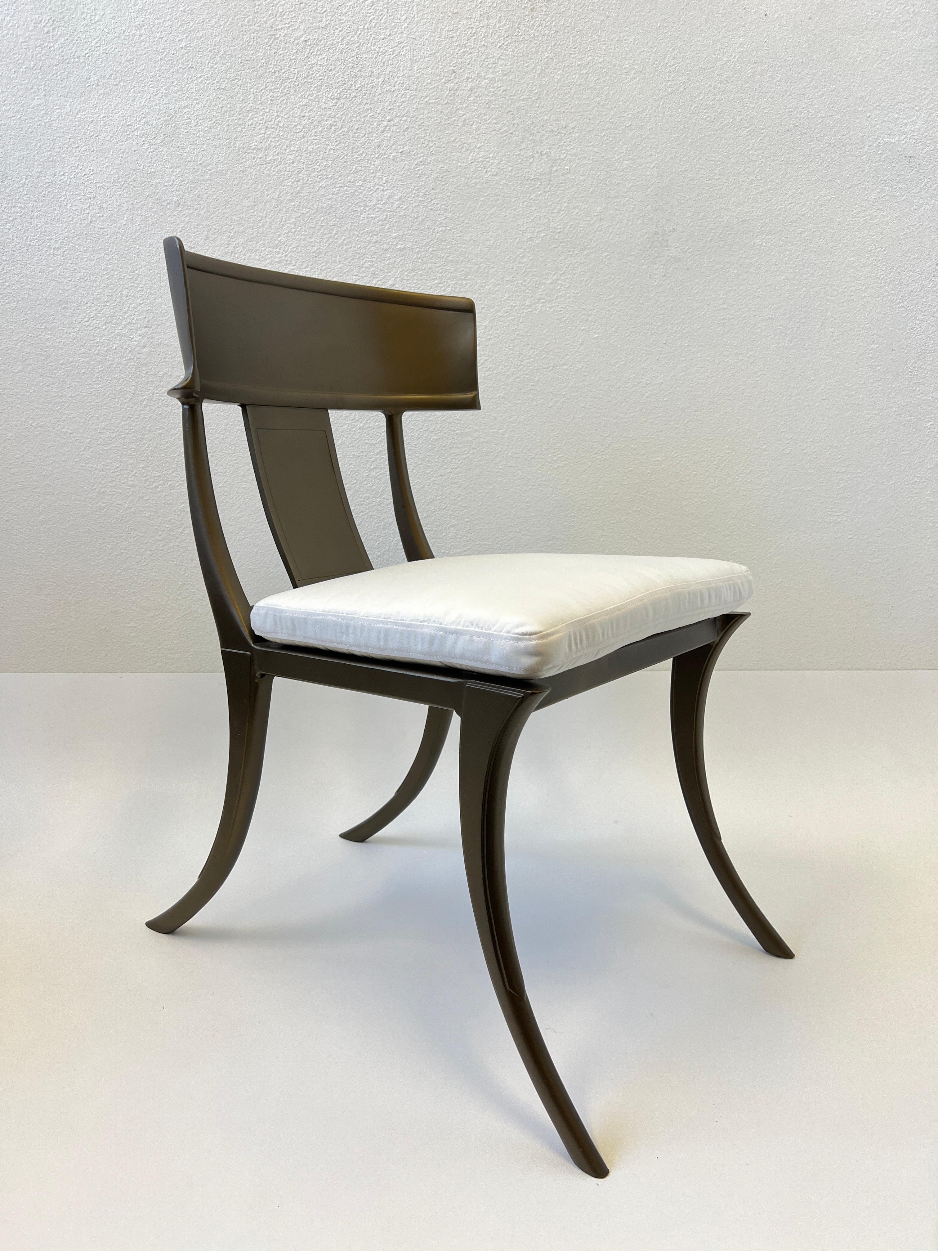 Aluminium Ensemble de six chaises de salle à manger Klismos en bronze de Michael Taylor  en vente