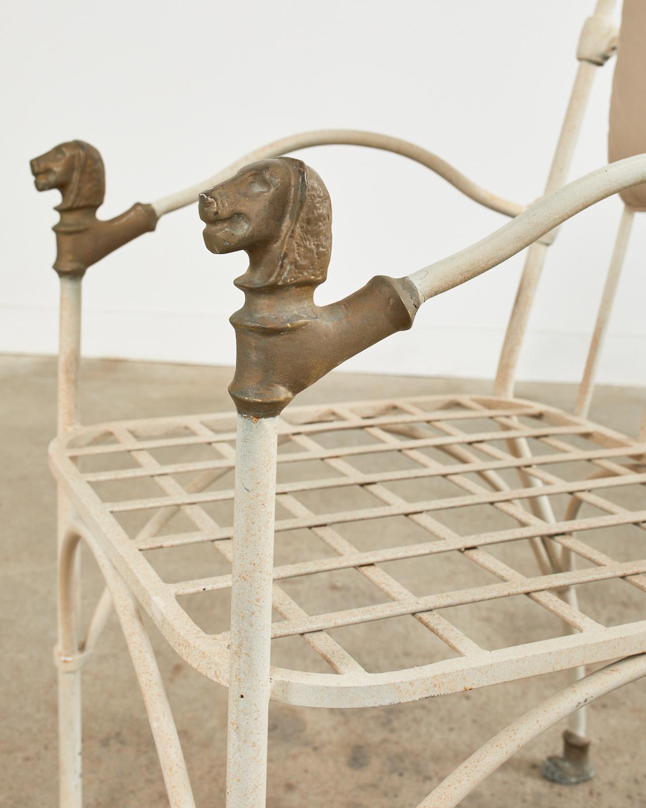 Ensemble de six chaises de jardin à tête de lion en bronze d'après Giacometti 3