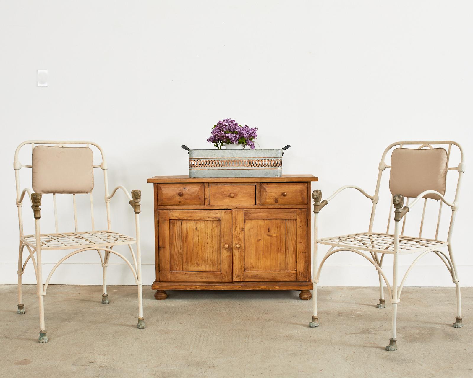 Rare et opulent ensemble de six fauteuils de jardin en fer forgé italiens modernes du milieu du siècle, avec des têtes de lions montées en bronze d'après Diego Giacometti. Les chaises Têtes de lionnes présentent un cadre peint en blanc cassé avec