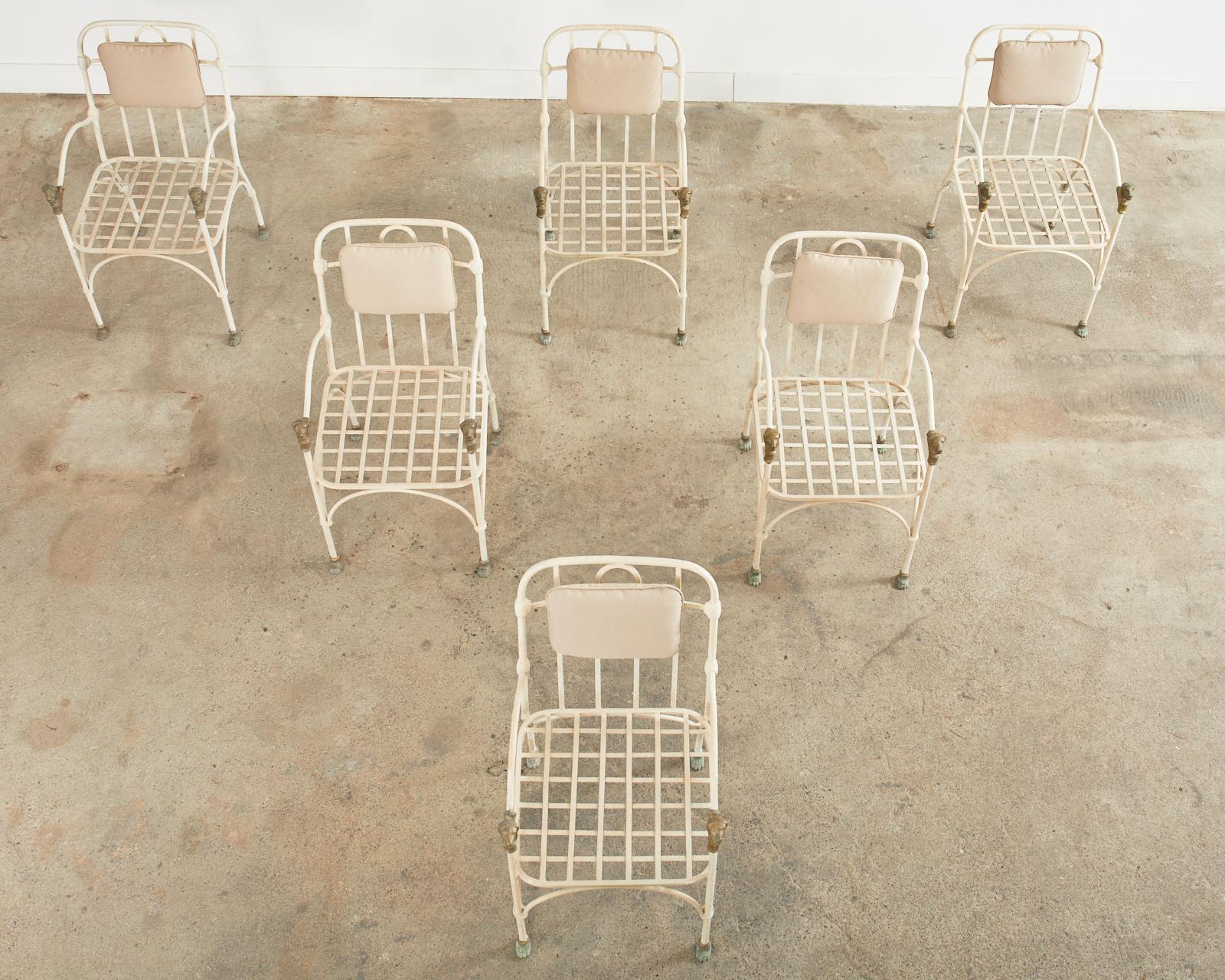 italien Ensemble de six chaises de jardin à tête de lion en bronze d'après Giacometti