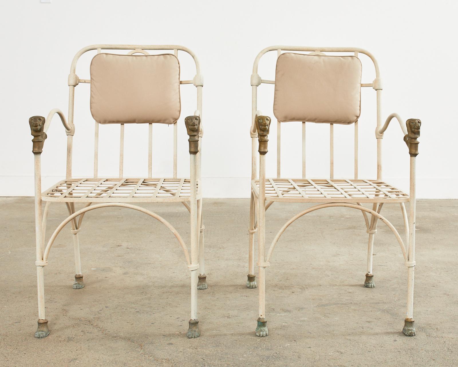 Moulage Ensemble de six chaises de jardin à tête de lion en bronze d'après Giacometti