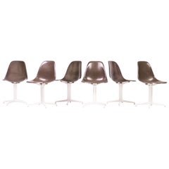 Set aus sechs braunen Eames-La Fonda-Stühlen