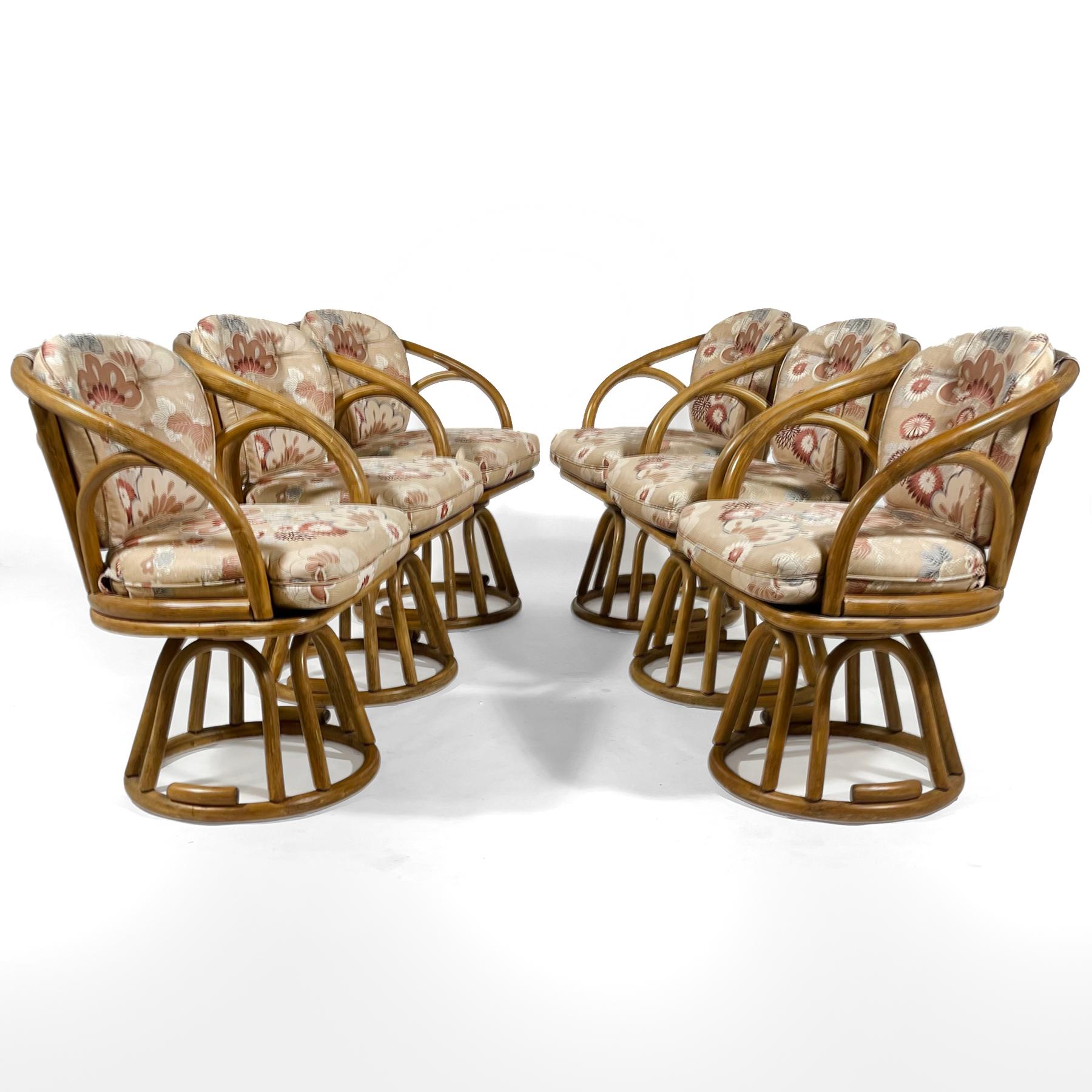 Ces jolies chaises sculpturales en rotin de Brown Jordan ont une taille impressionnante, sont très confortables et très bien fabriquées. Ils sont dotés d'une belle finition en feuilles de tabac et d'une fonction pivotante avec retour automatique.
